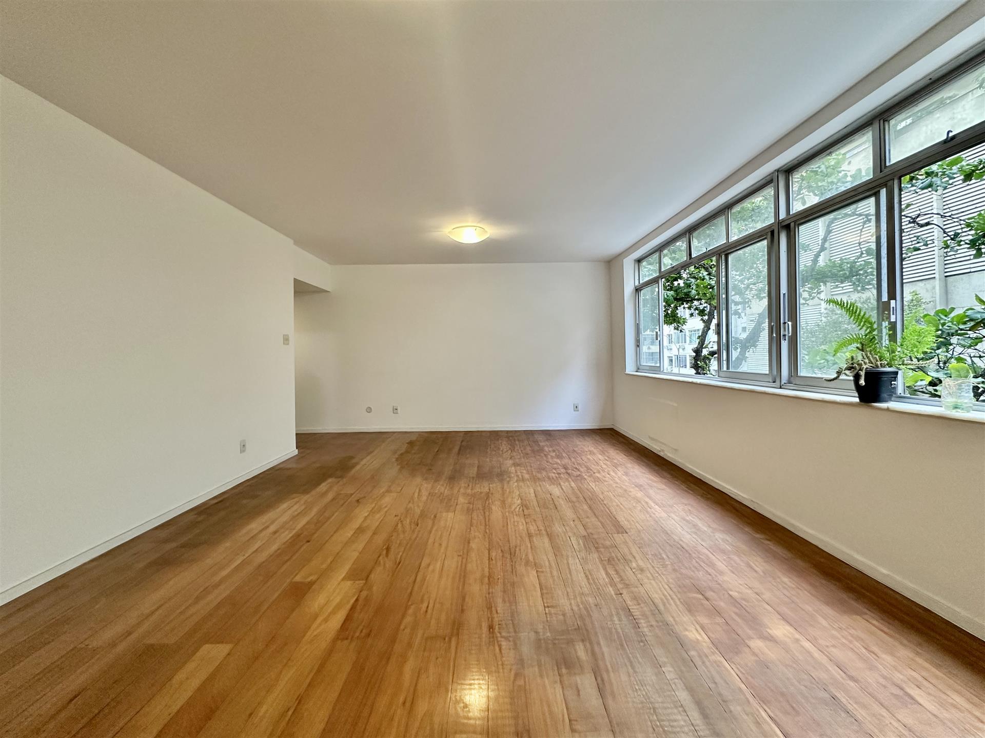 Classic flat one block from the beach in Copacabana