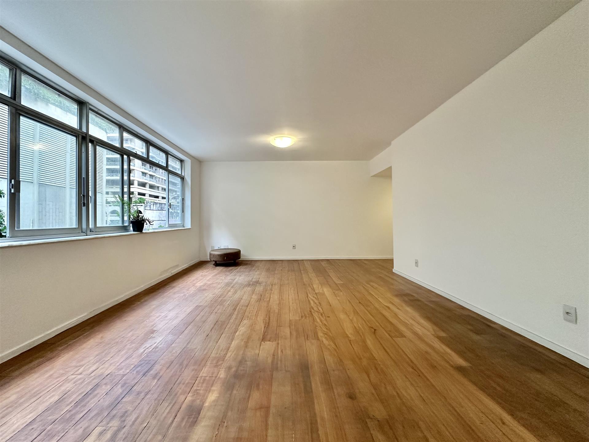 Classic flat one block from the beach in Copacabana