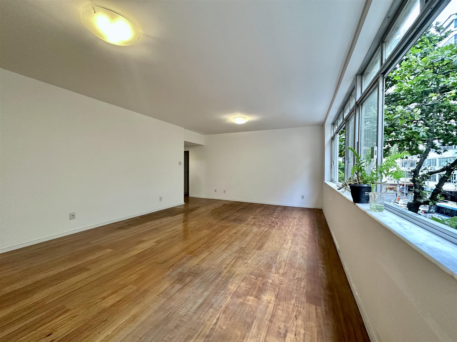 Classic flat one block from the beach in Copacabana