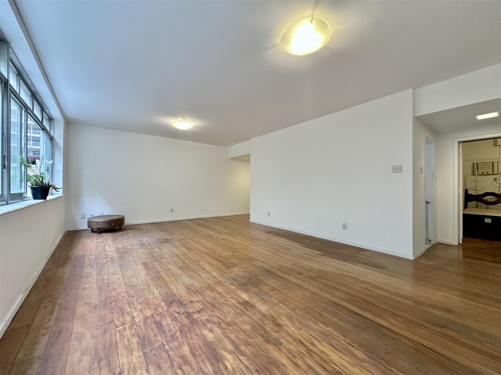 Classic flat one block from the beach in Copacabana