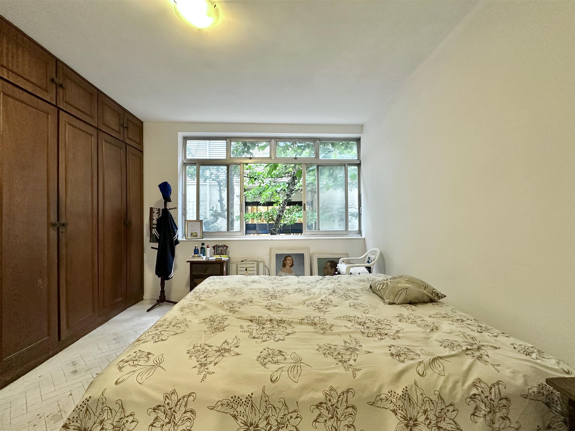 Classic flat one block from the beach in Copacabana