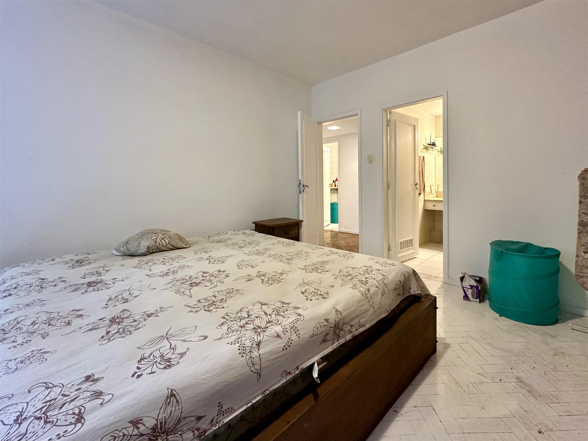 Classic flat one block from the beach in Copacabana