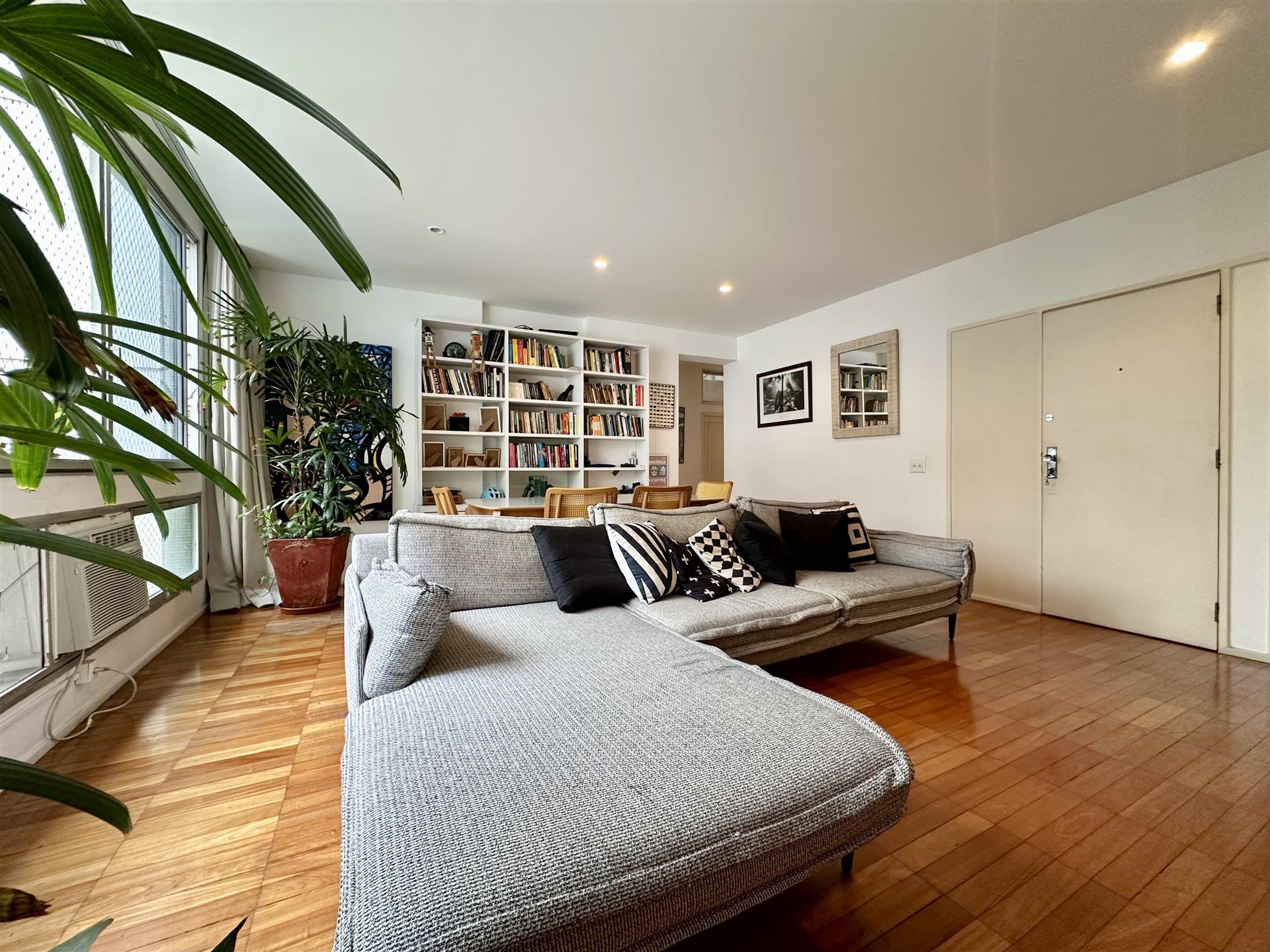 Apartment for sale in the Ipanema quadrangle