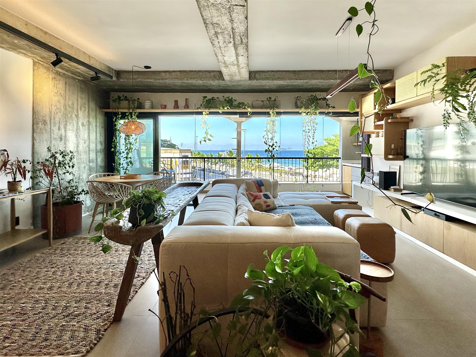 Luxe appartement met balkon en uitzicht op de oceaan in Ipanema.