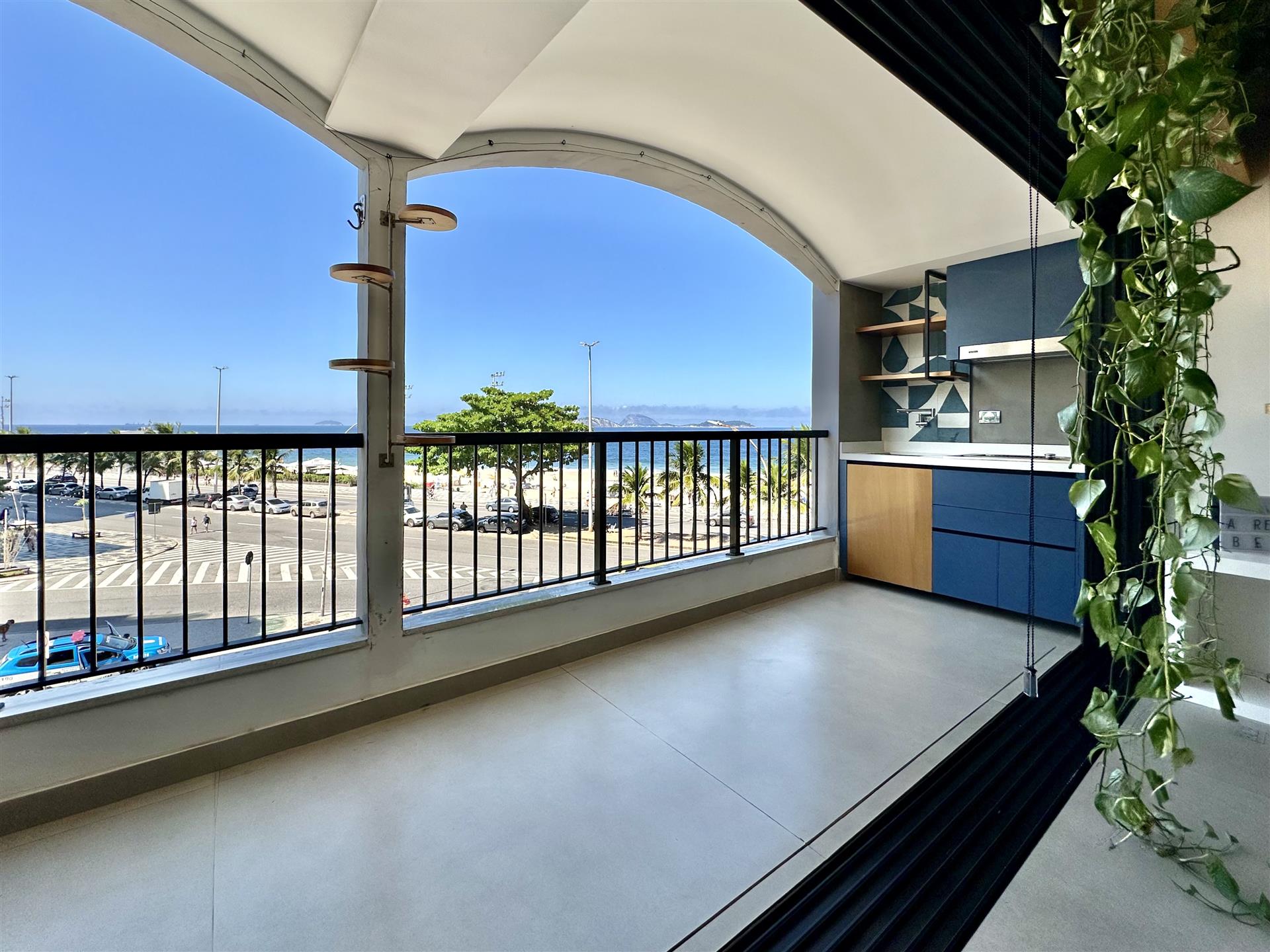 Appartement de luxe avec balcon et vue sur la mer à Ipanema.