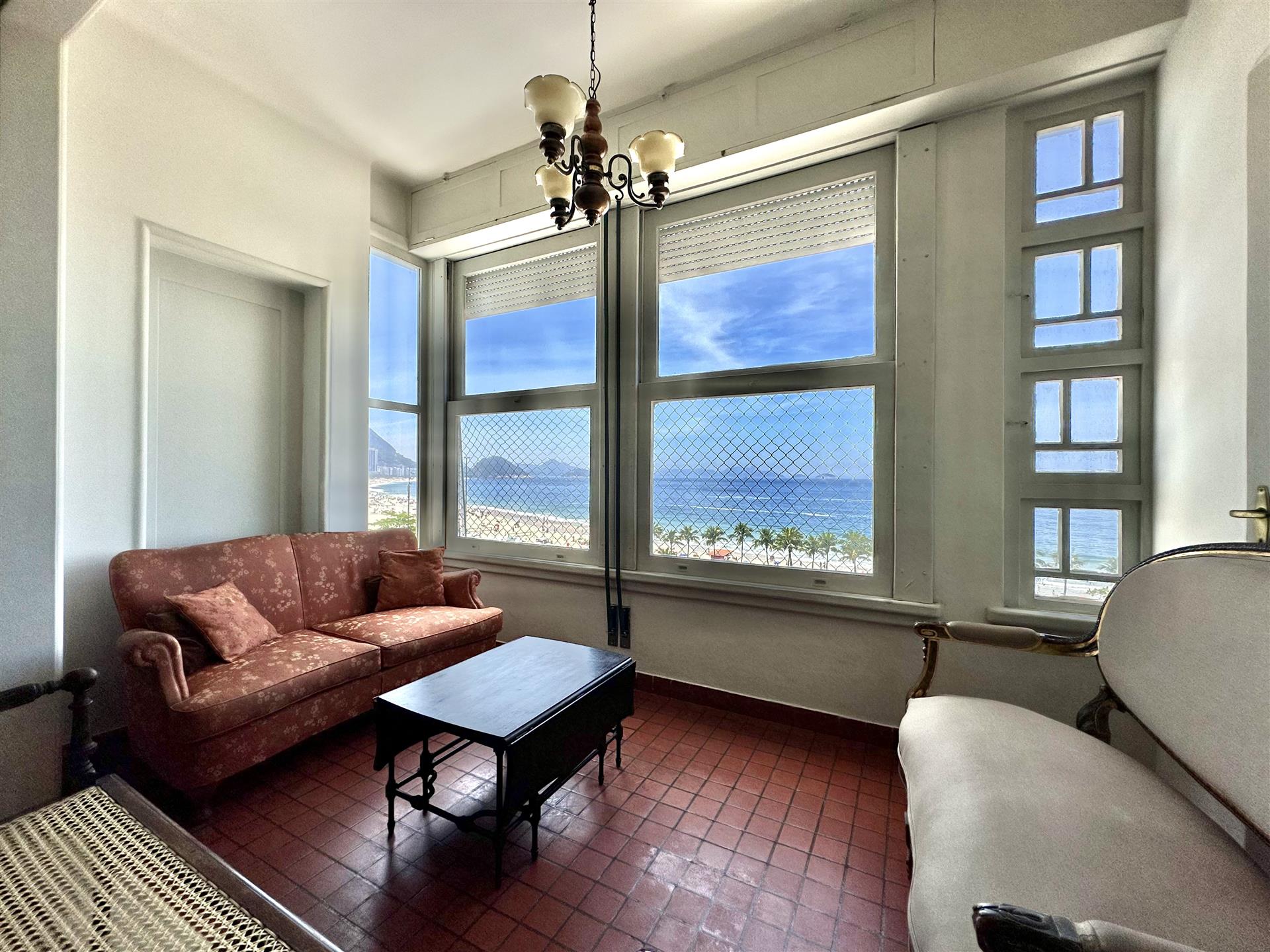 Spacious beachfront apartment in Copacabana