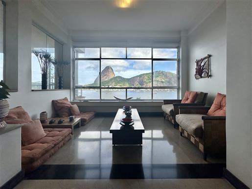 Spacious Apartment with Spectacular View of Iconic Postcard