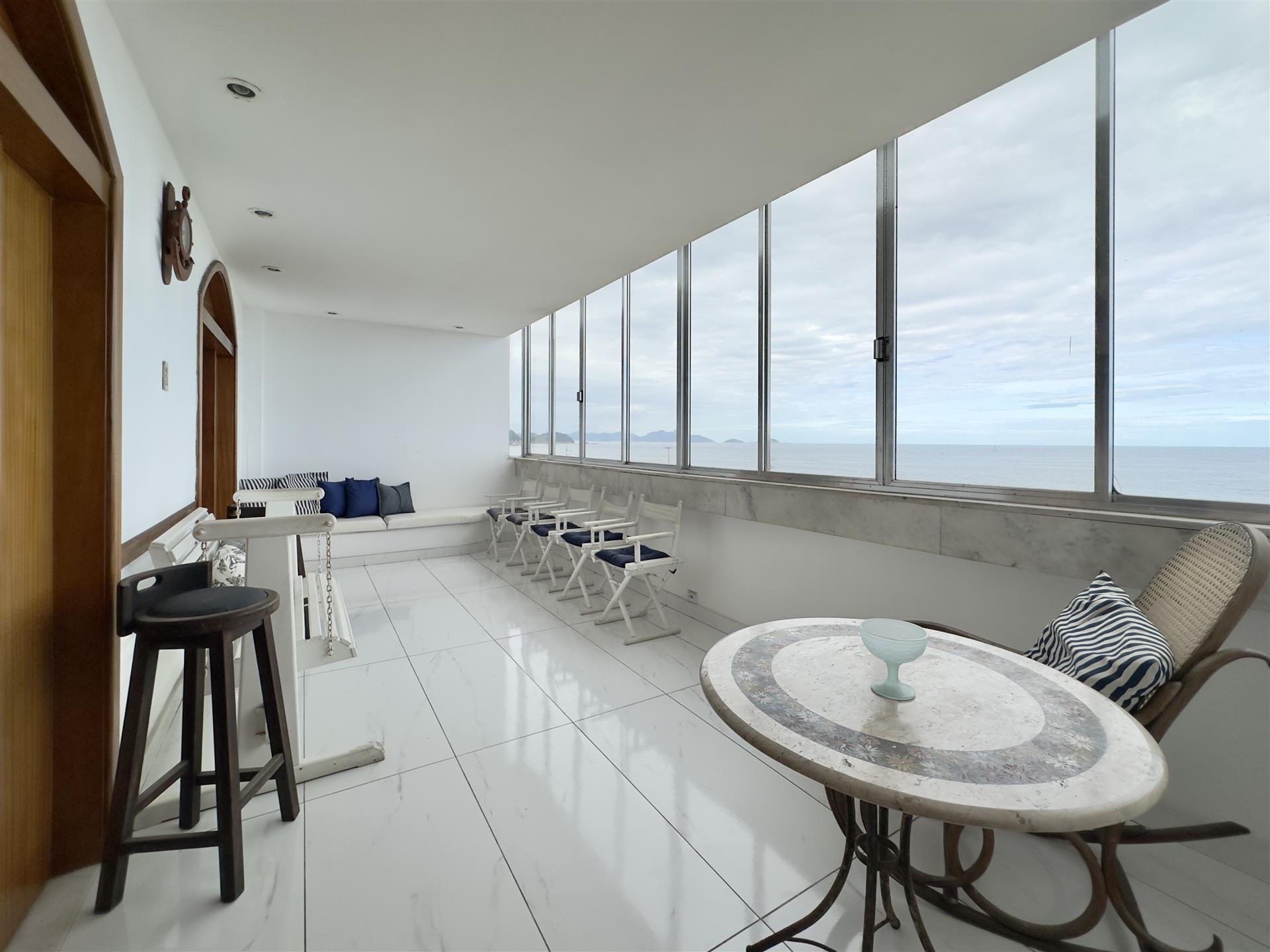 Seafront apartment with stunning views in Copacabana