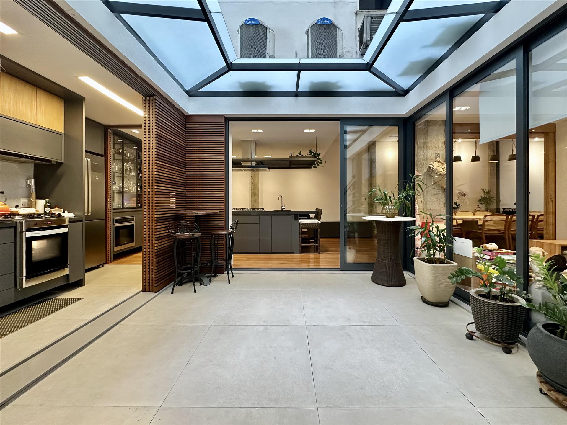 Apartment with sophisticated design and winter garden
