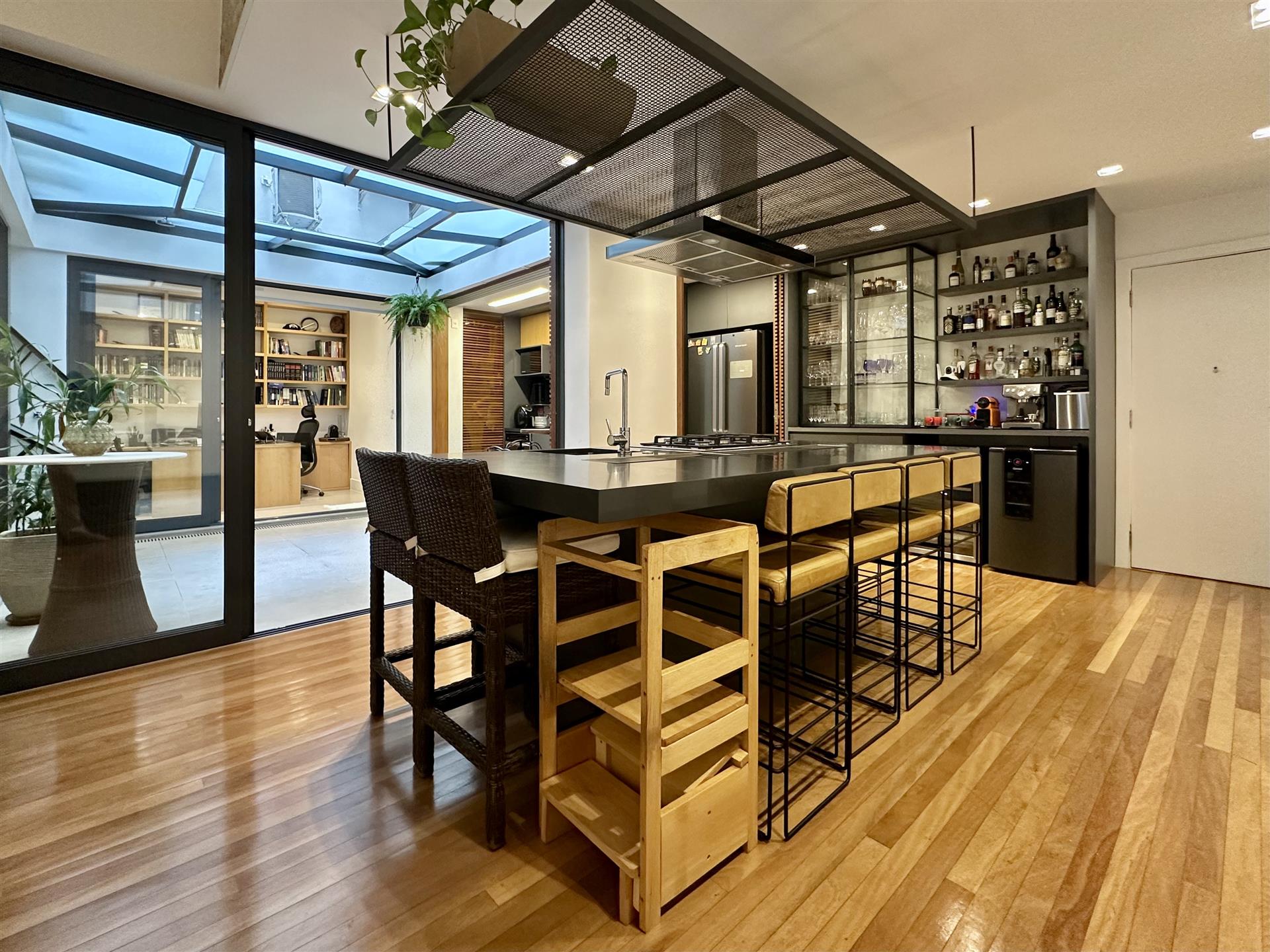 Apartment with sophisticated design and winter garden