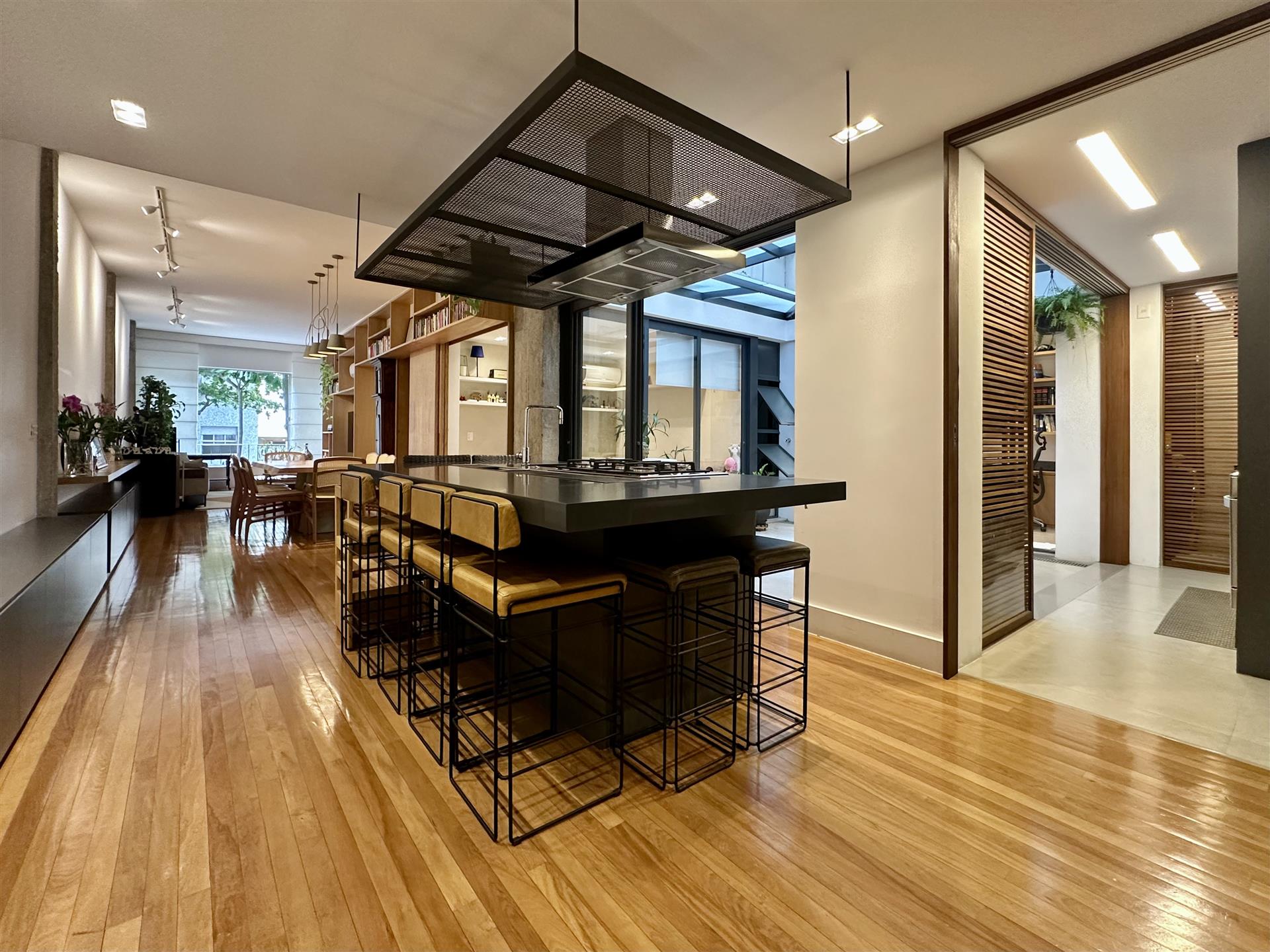 Apartment with sophisticated design and winter garden