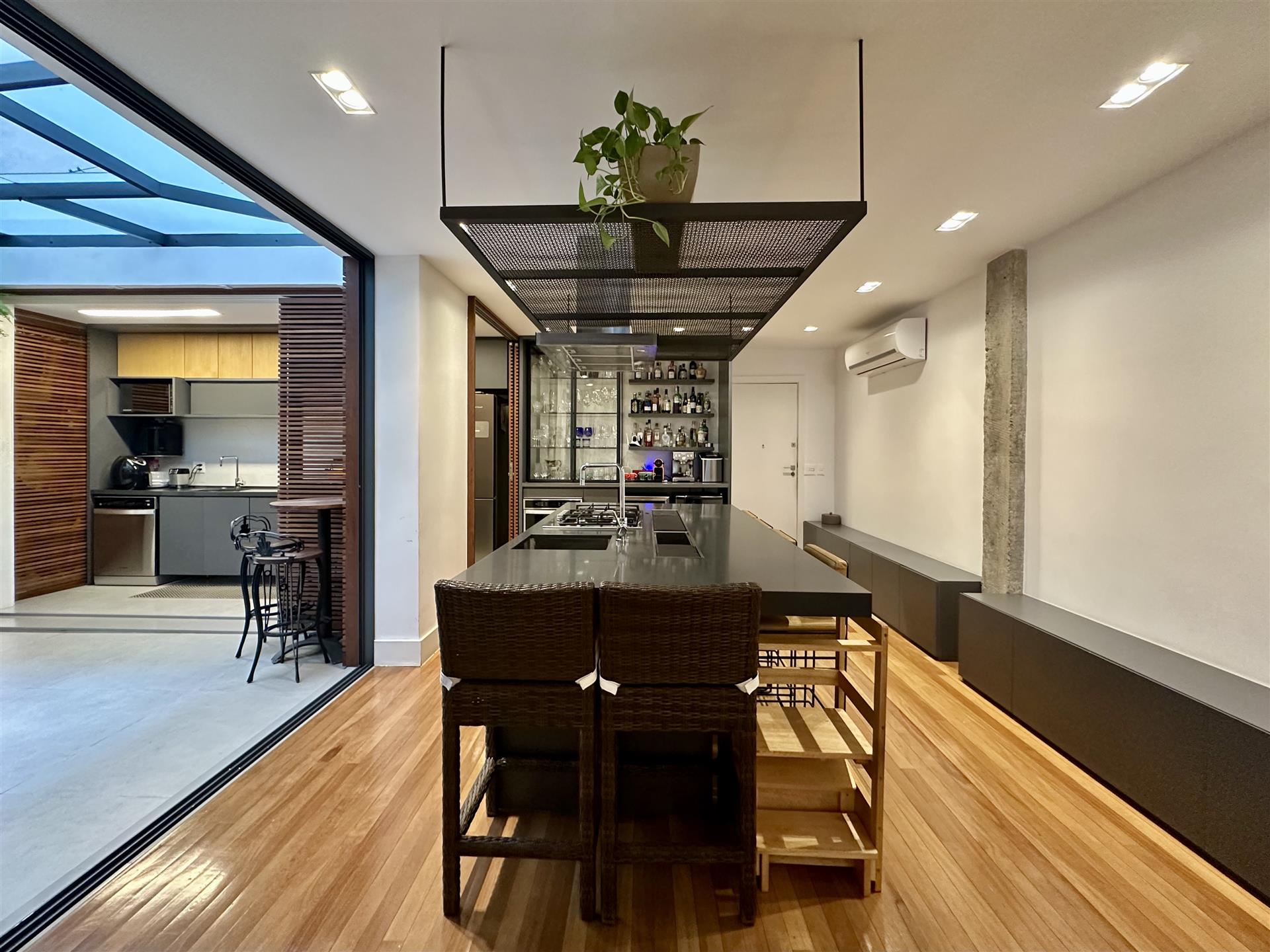 Apartment with sophisticated design and winter garden