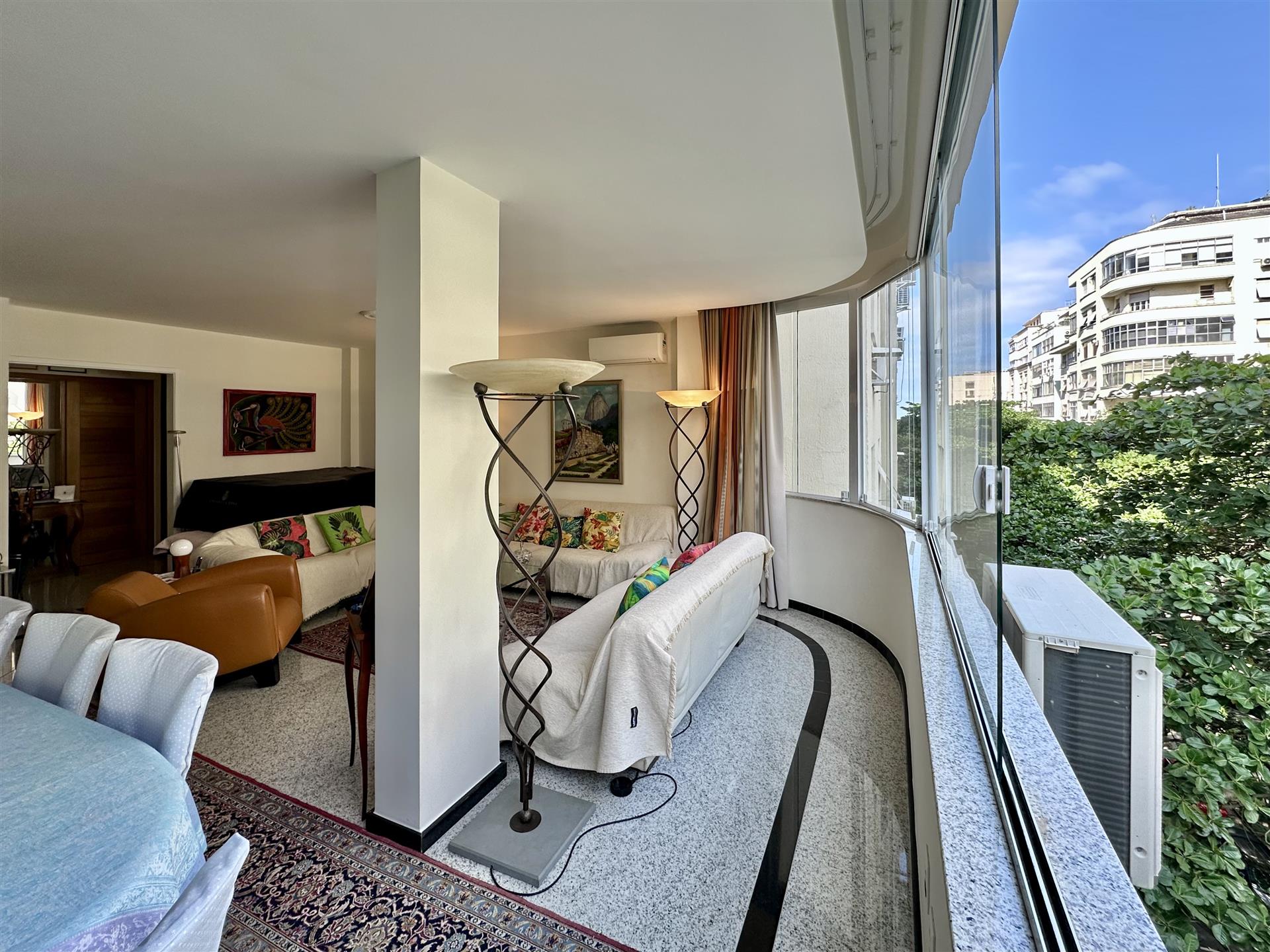 Renovated apartment for sale in Copacabana