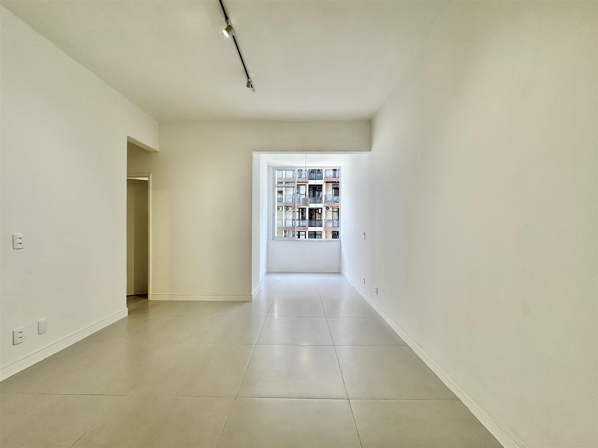 We present this 68 m² apartment, ideally located and with excellent morning sunlight, providing alwa