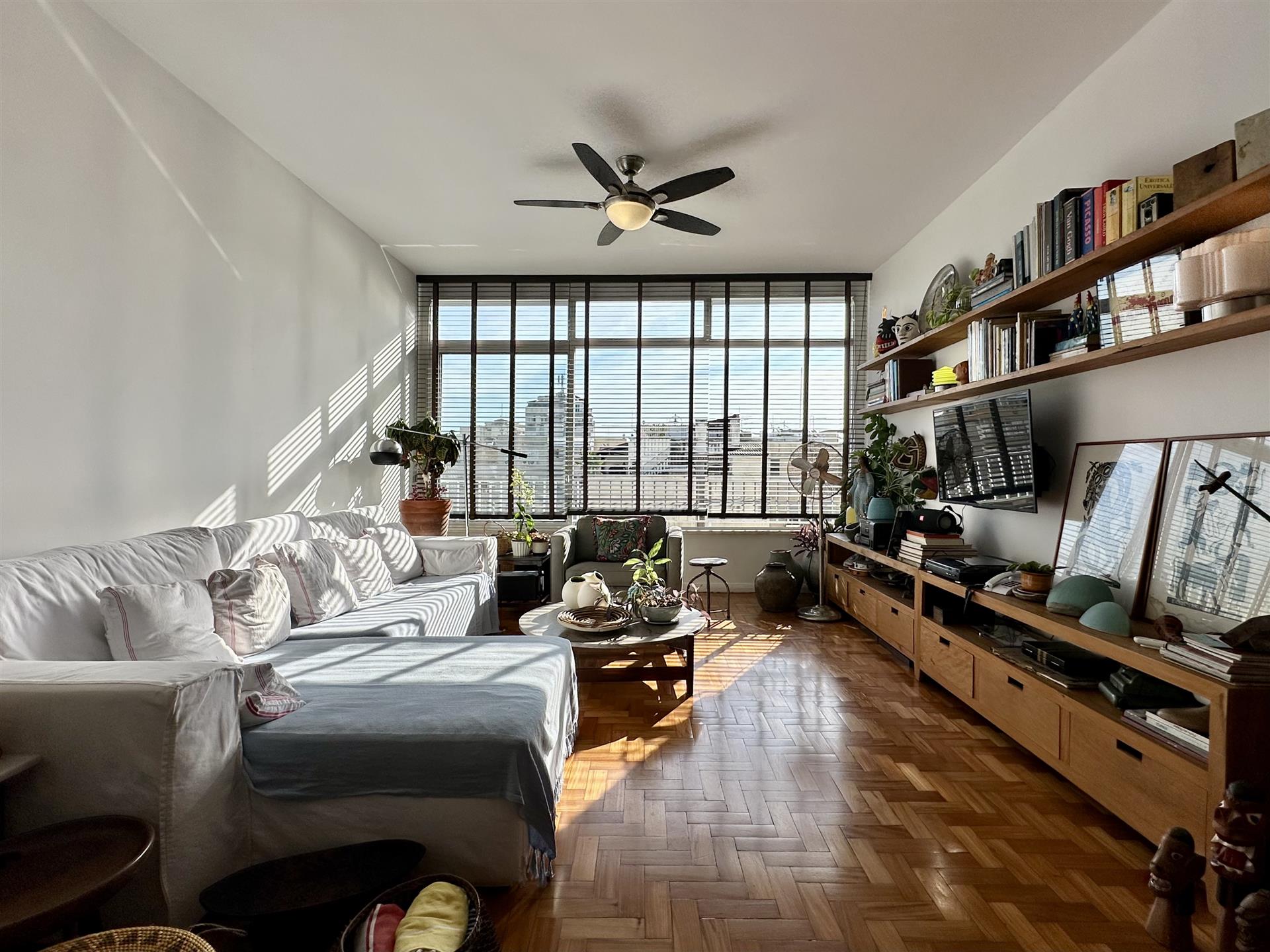 Beautiful renovated and bright apartment in the heart of Arpoador