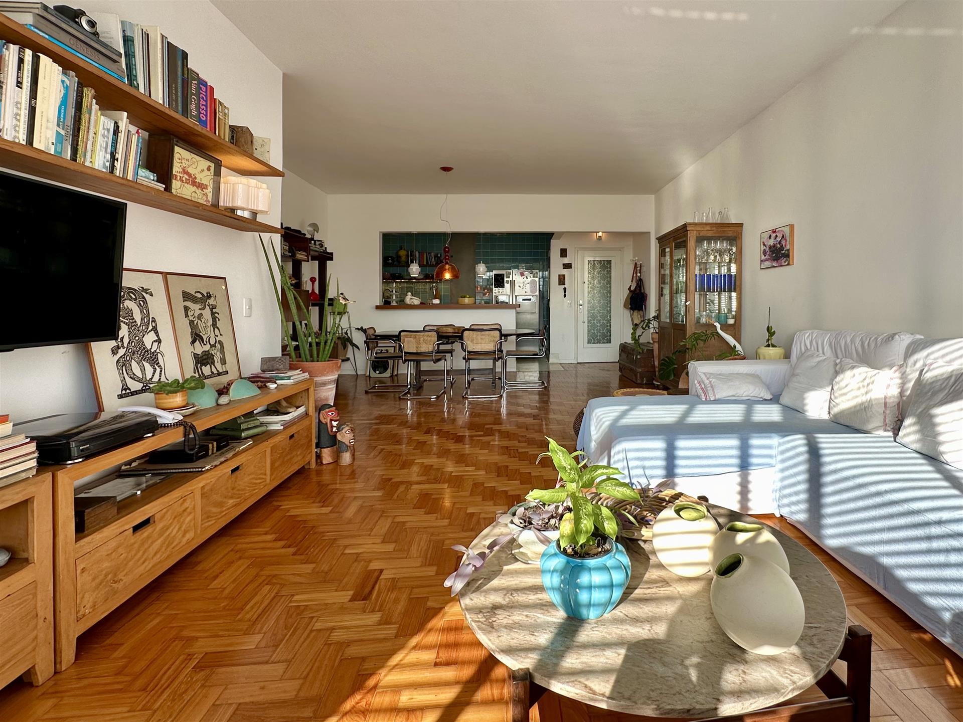 Beautiful renovated and bright apartment in the heart of Arpoador
