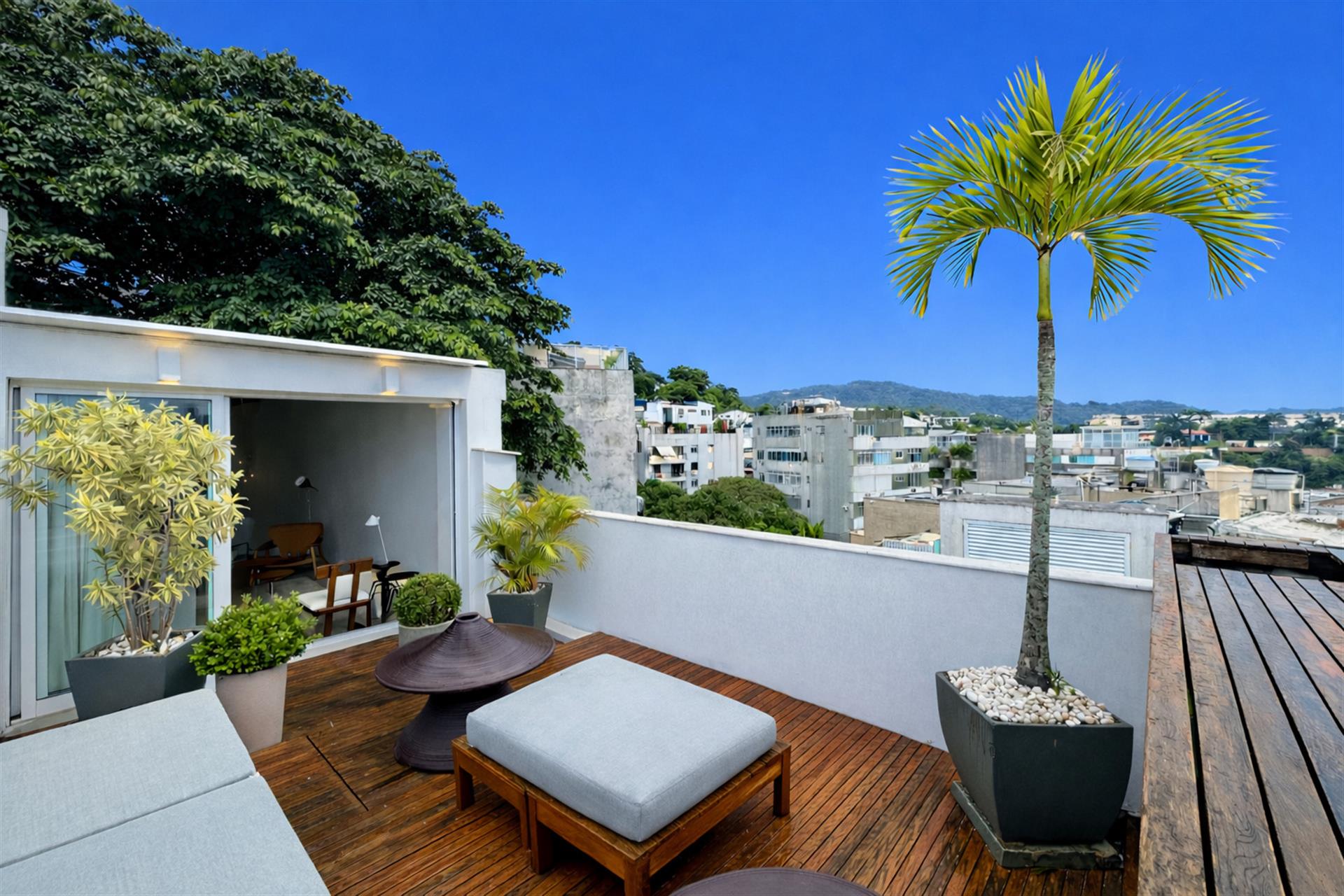 Triplex ático renovado en Alto Leblón con vista abierta