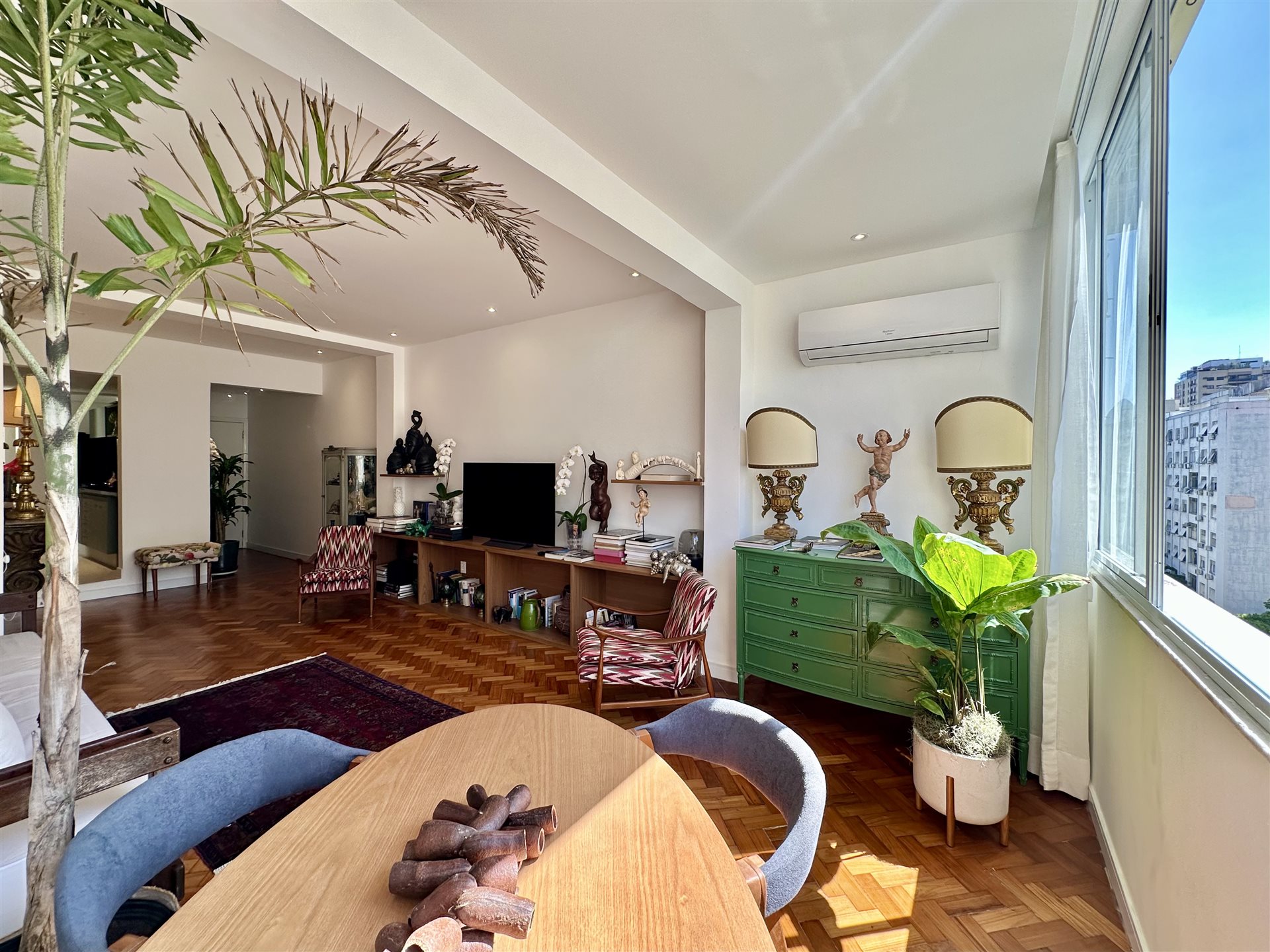 Apartamento Renovado no Posto 6, Copacabana