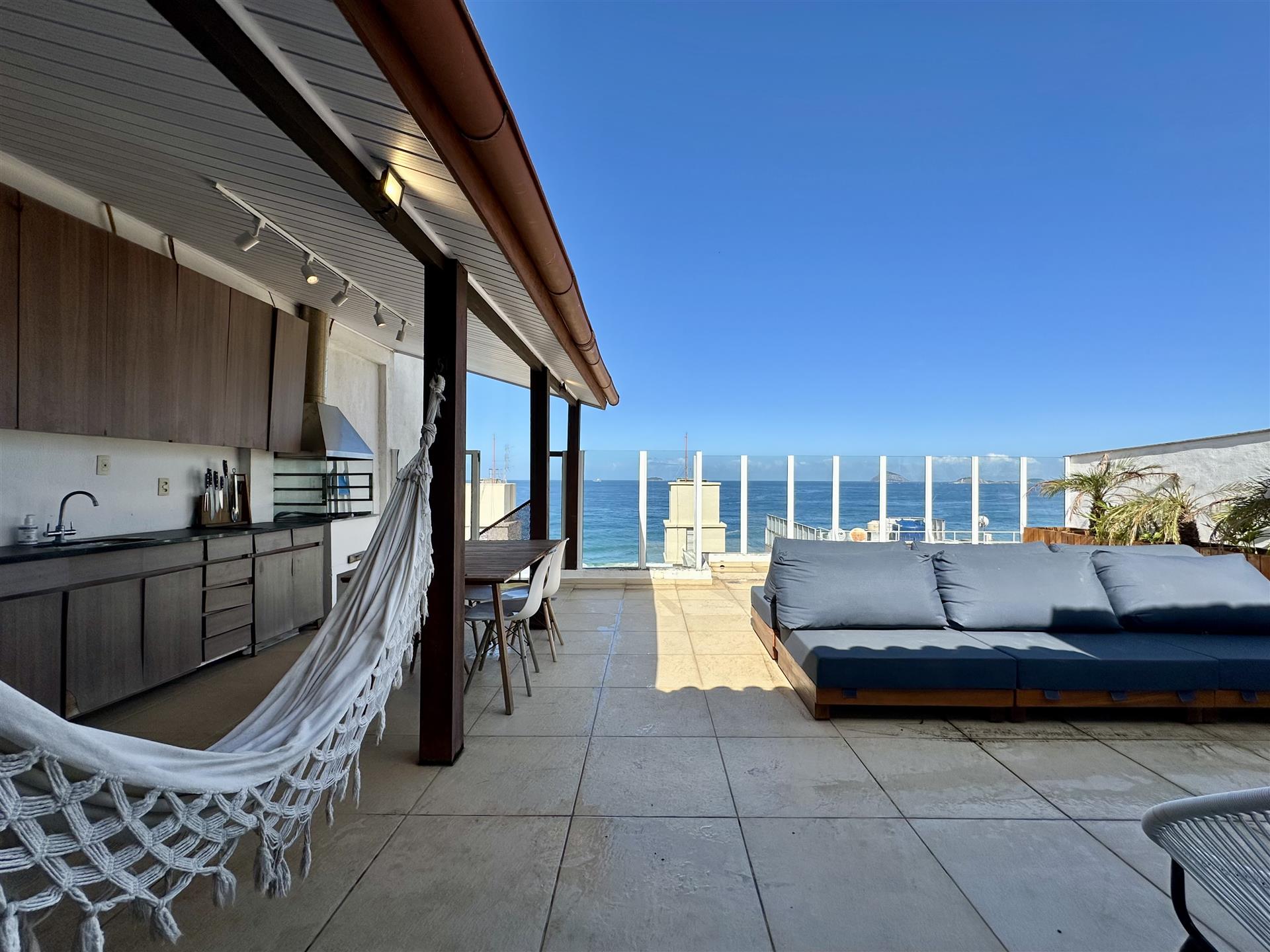 Duplex penthouse for sale in Leme with sea view
