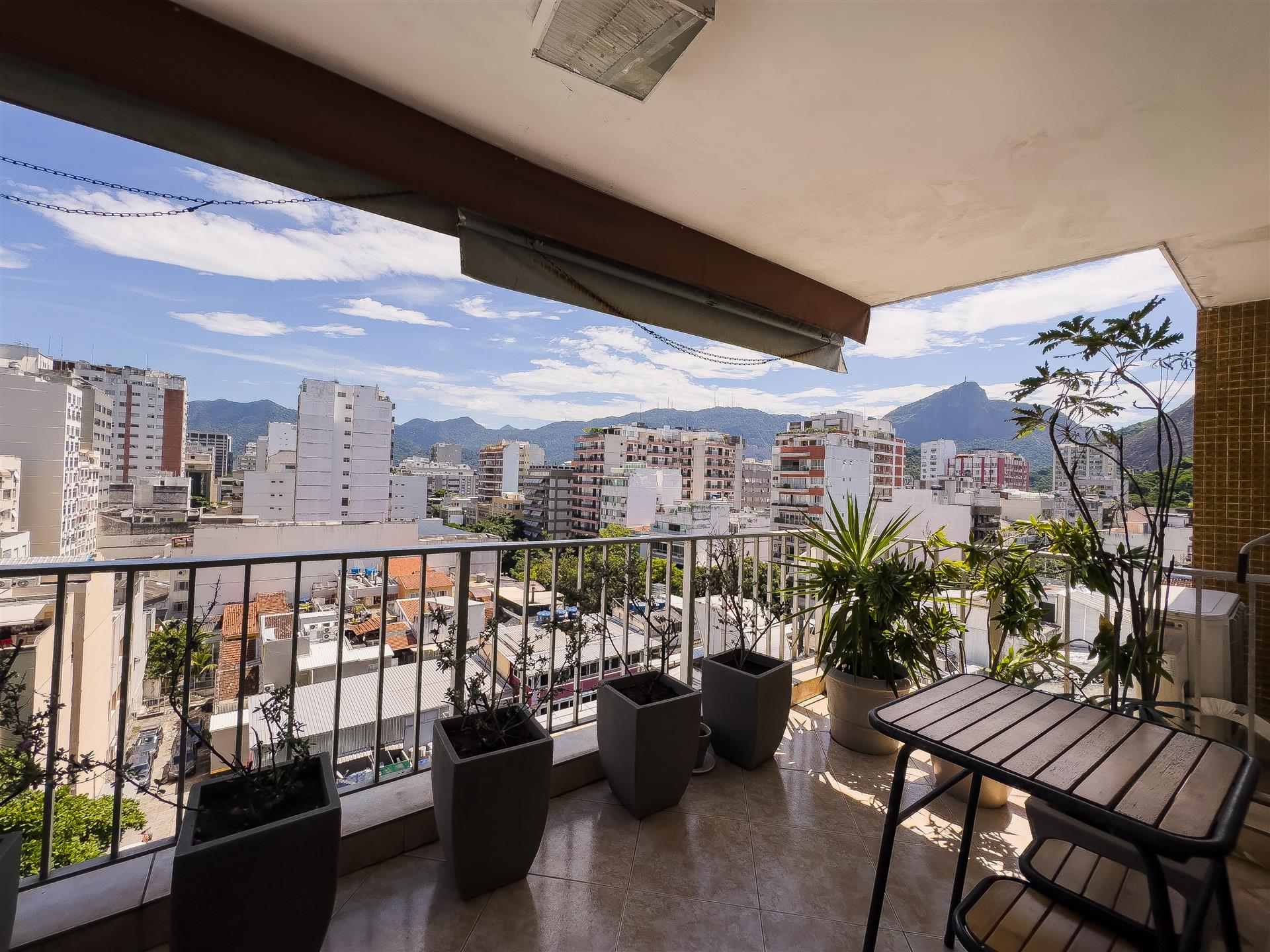 Appartement met balkon en uitzicht op Christus de Verlosser te koop in Ipanema.