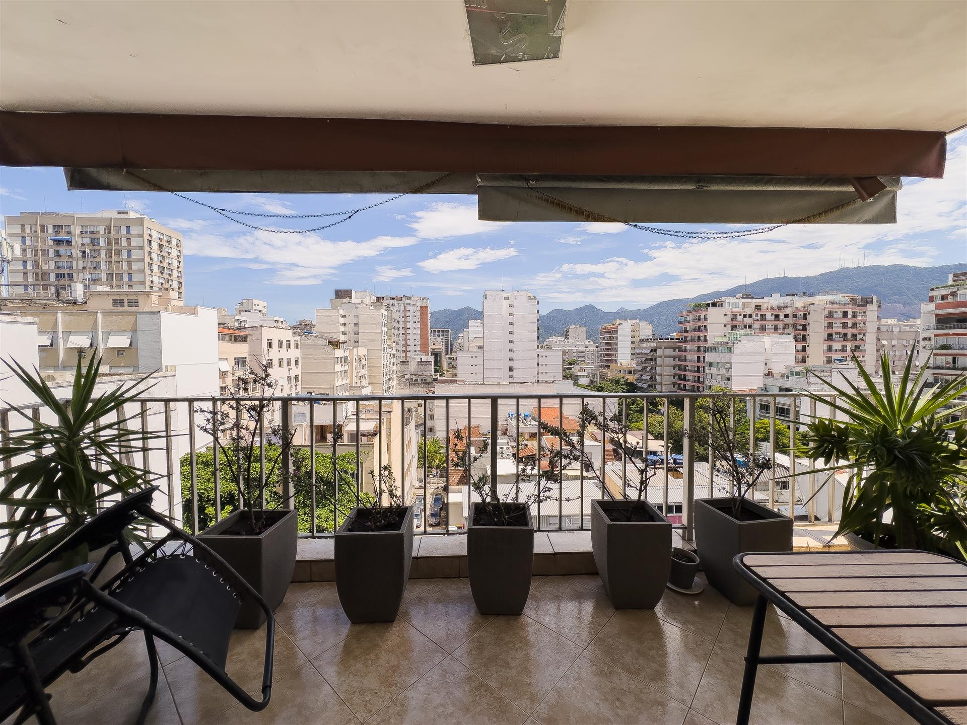 Apartment with balcony and view of Christ the Redeemer for sale in Ipanema.