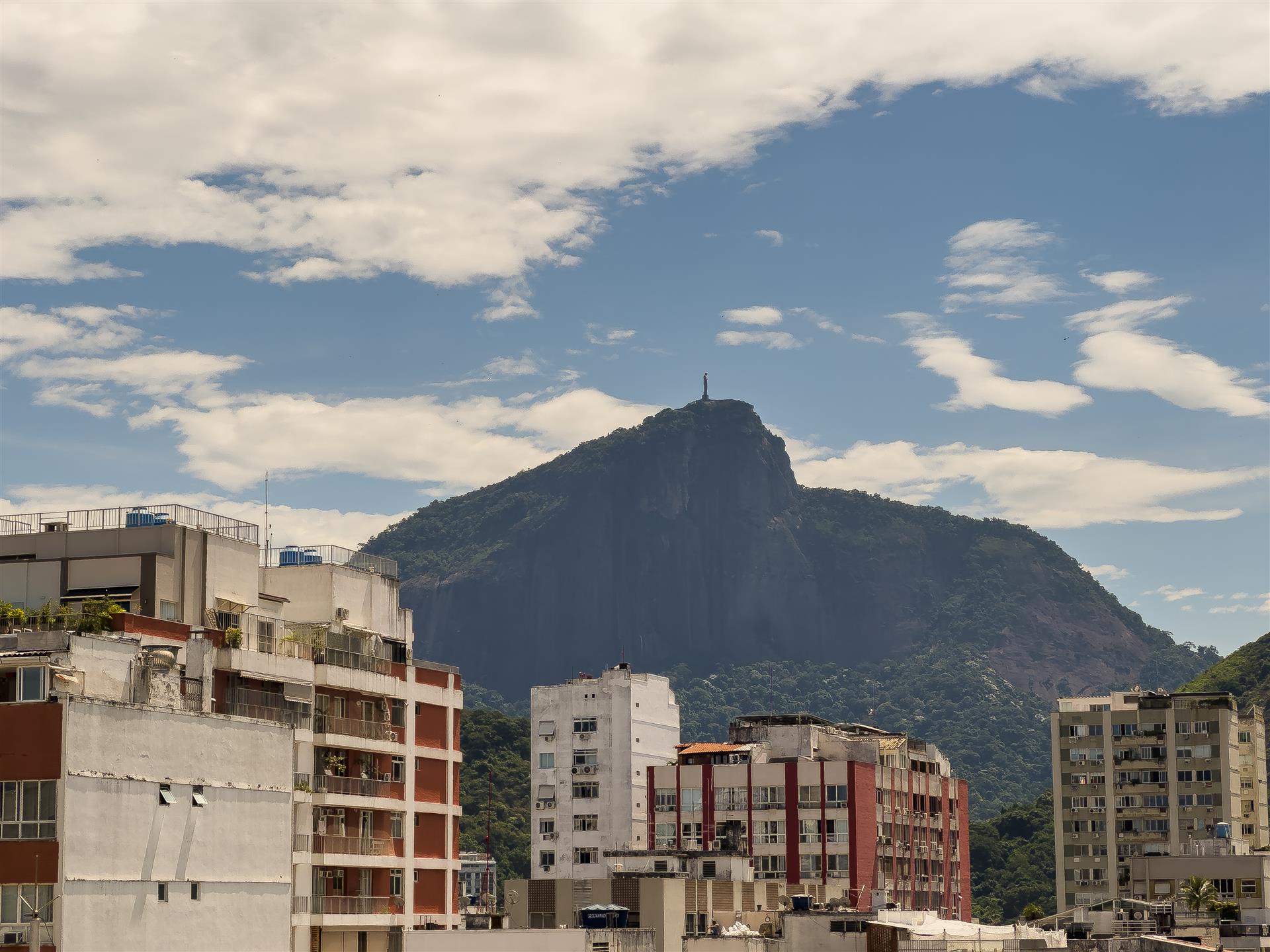 Apartment with balcony and view of Christ the Redeemer for sale in Ipanema.