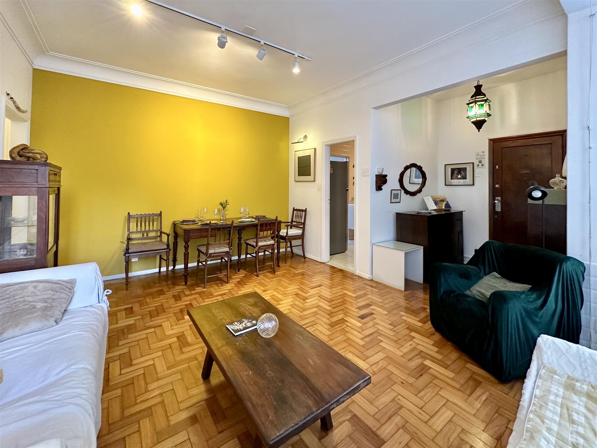 Excellent apartment in a charming building for sale in Ipanema.