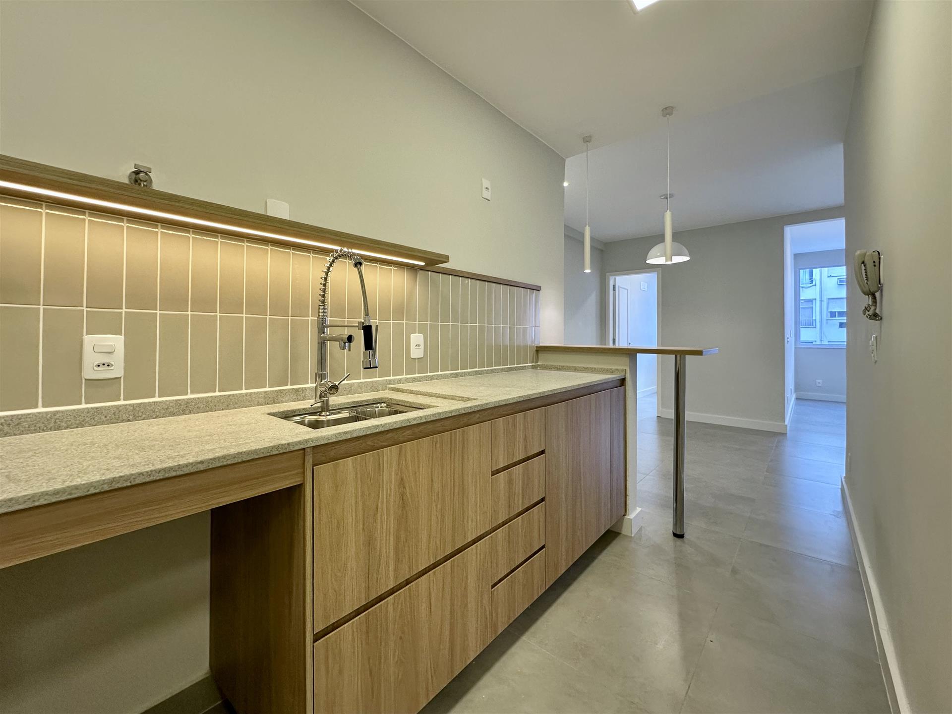 Renovated apartment in Ipanema with 3 bedrooms and parking space