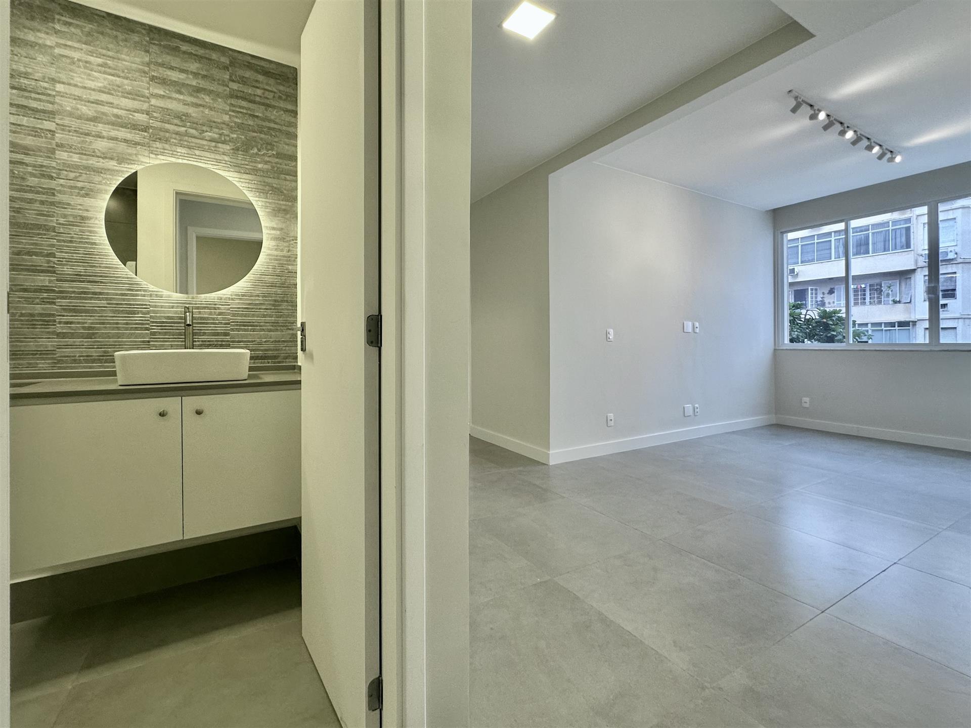 Renovated apartment in Ipanema with 3 bedrooms and parking space