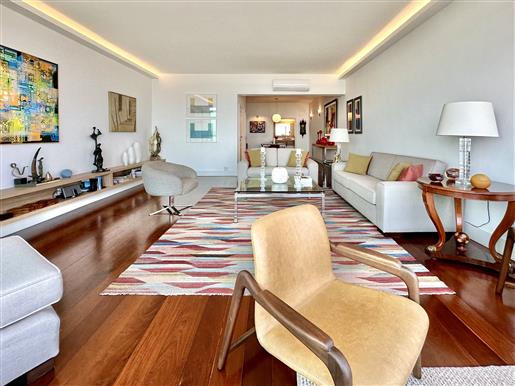 Appartement entièrement rénové avec vue sur la mer à Ipanema à vendre.