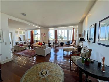Renovated apartment for sale in an Art Deco building facing the sea in Copacabana