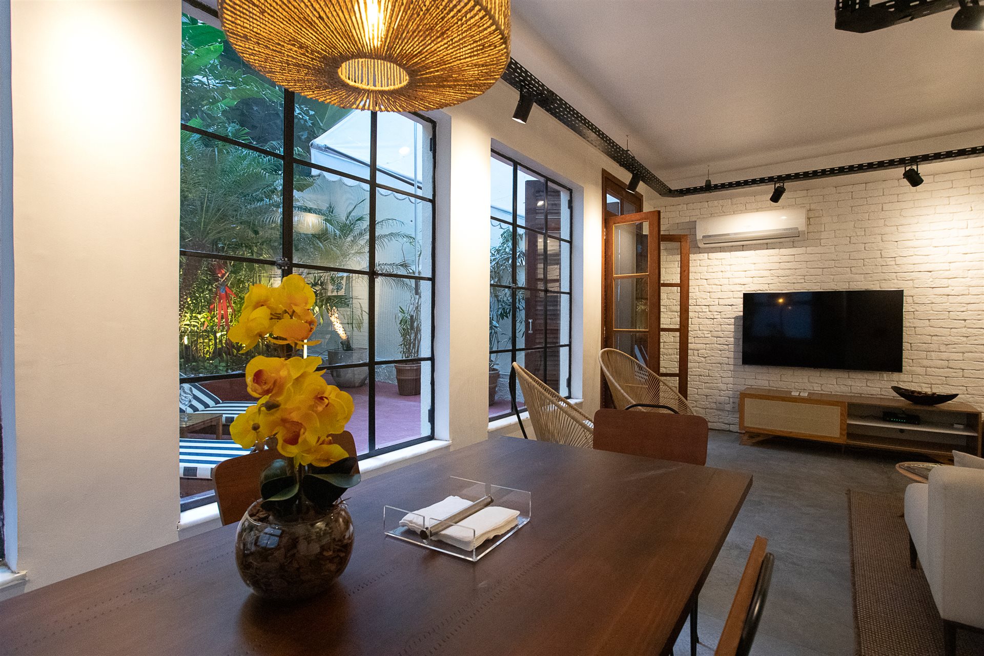 Appartamento rinnovato in stile giardino in vendita a Copacabana