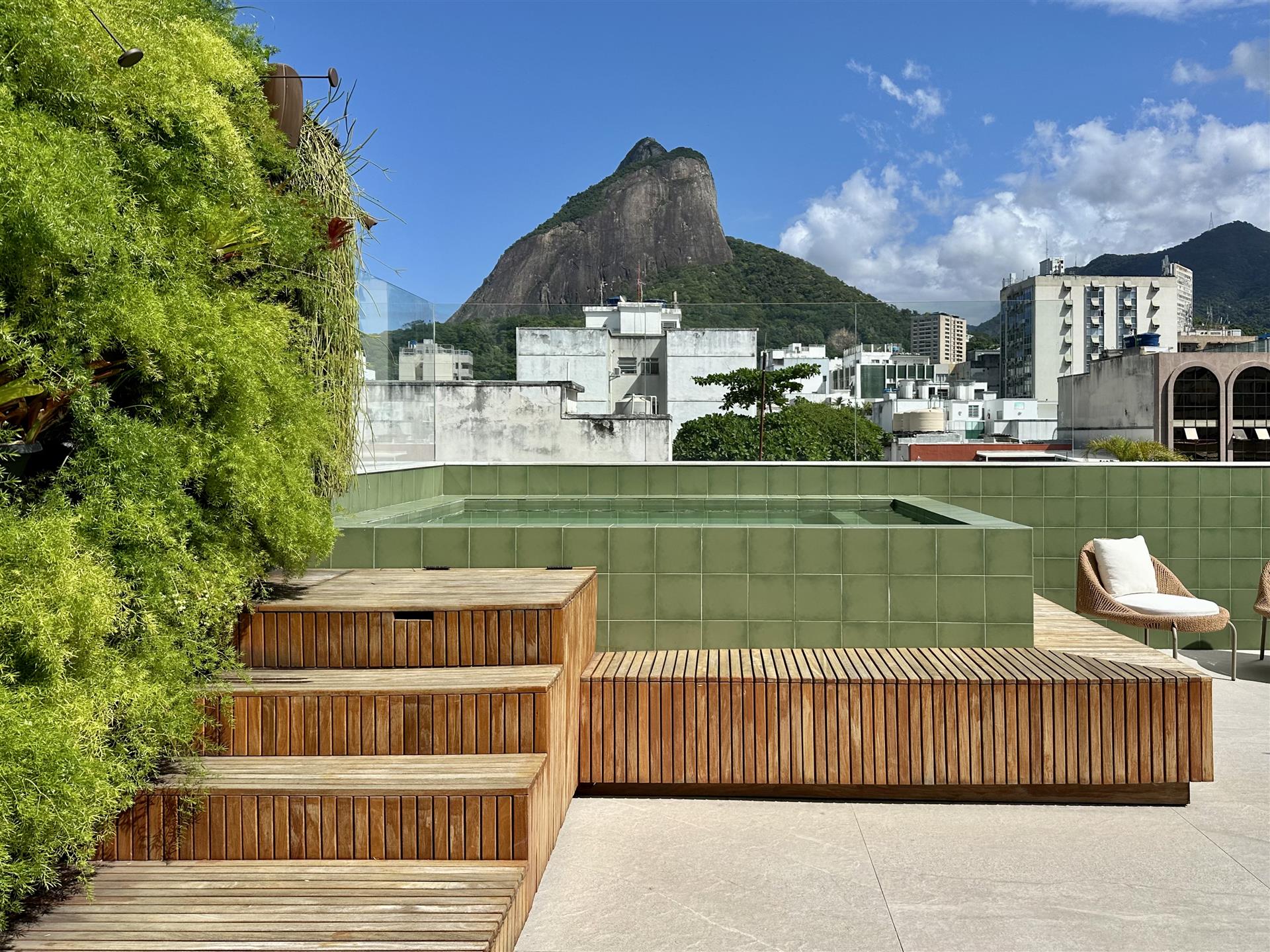 Refurbished Triplex Penthouse Steps from Leblon Beach