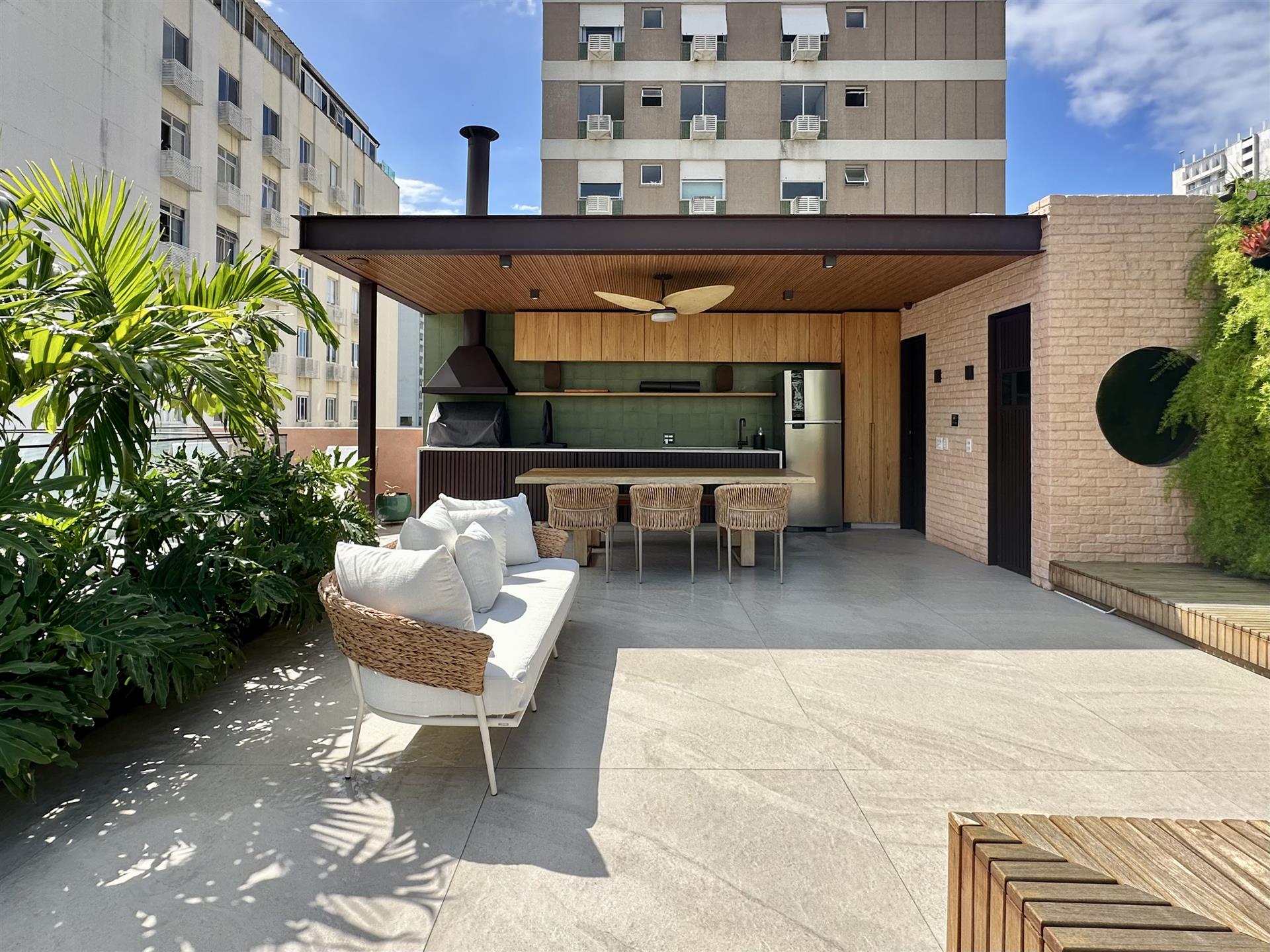 Refurbished Triplex Penthouse Steps from Leblon Beach