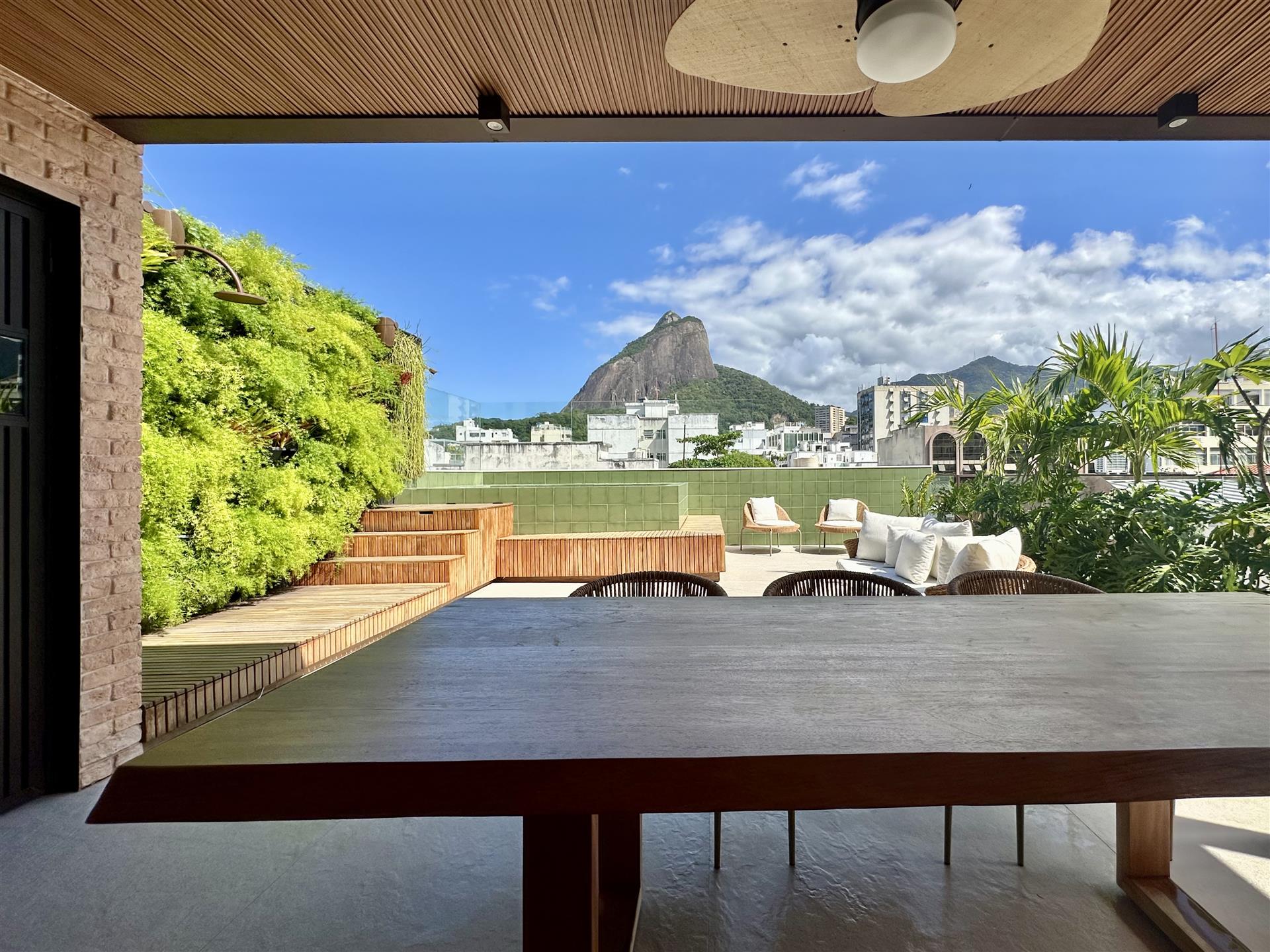Refurbished Triplex Penthouse Steps from Leblon Beach