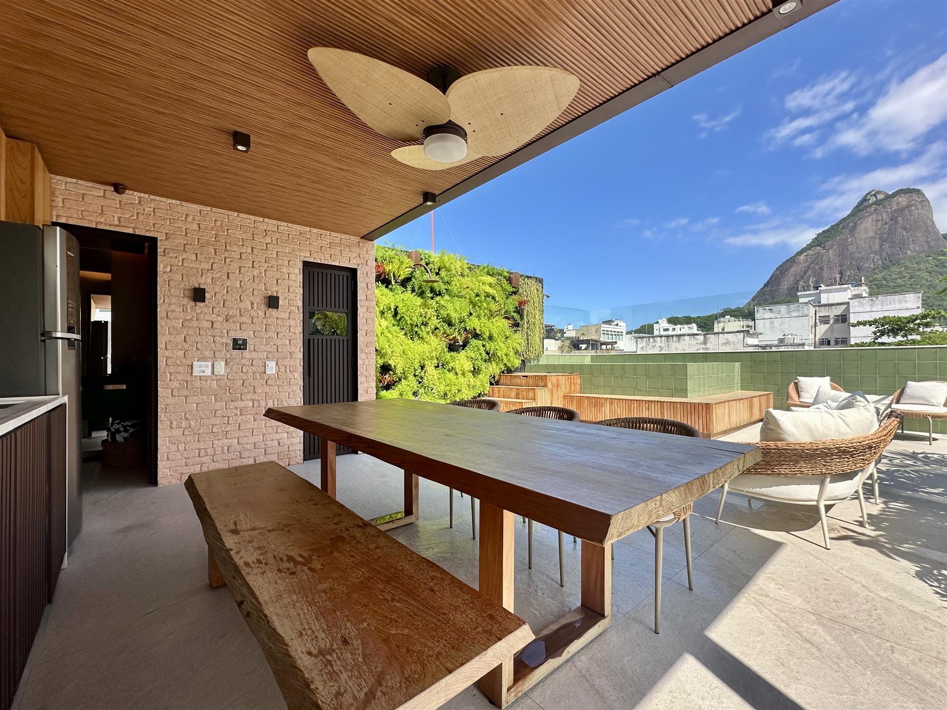 Refurbished Triplex Penthouse Steps from Leblon Beach