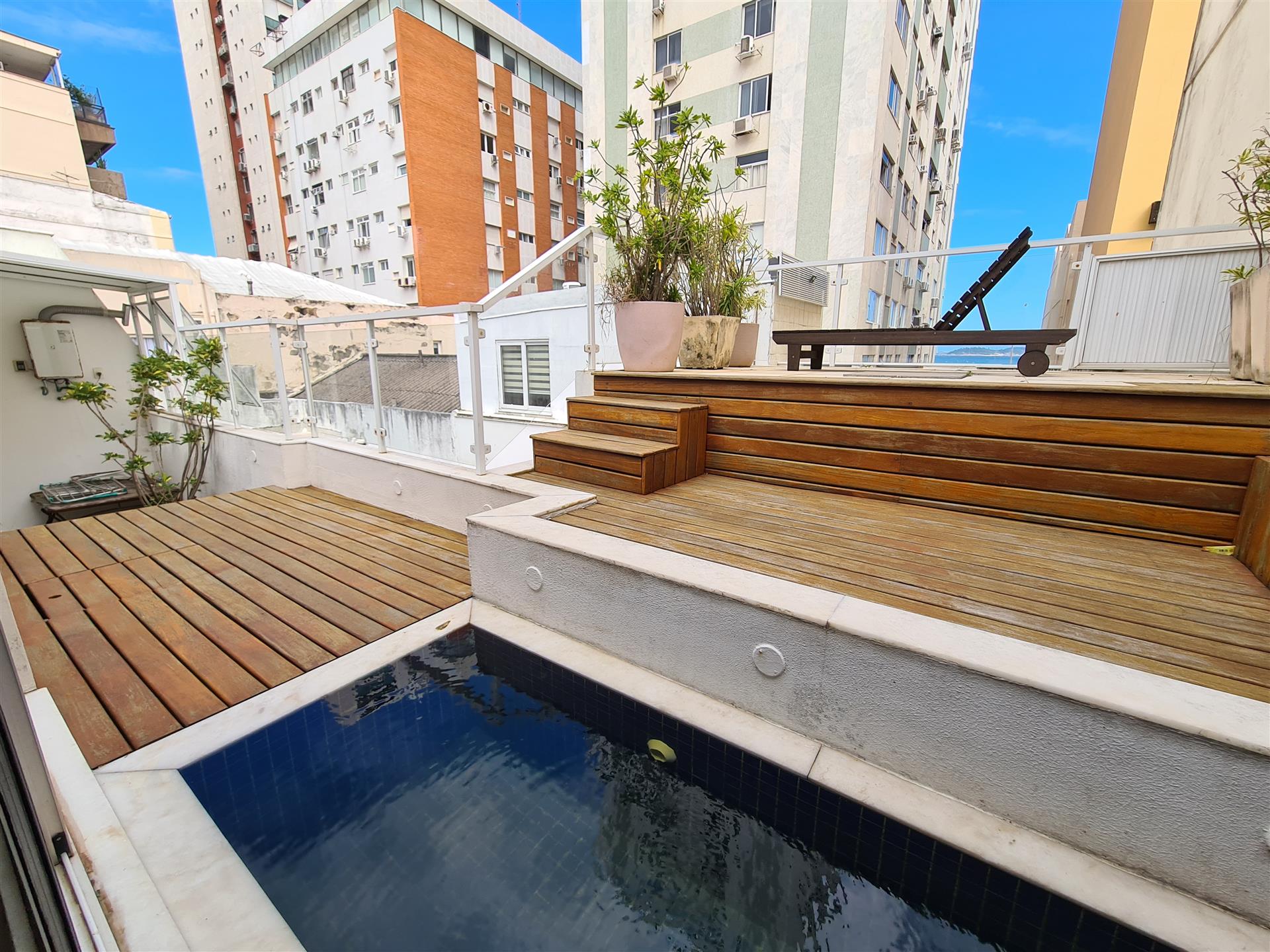 Duplex penthouse rénové et décoré dans un style contemporain à vendre à Ipanema
