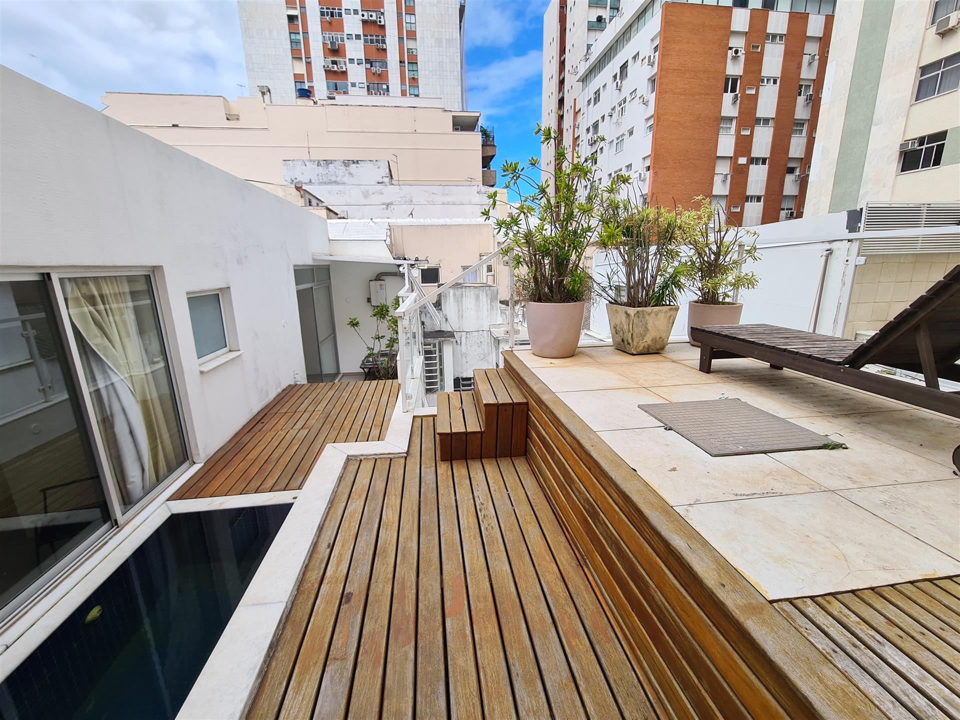 Duplex penthouse rénové et décoré dans un style contemporain à vendre à Ipanema