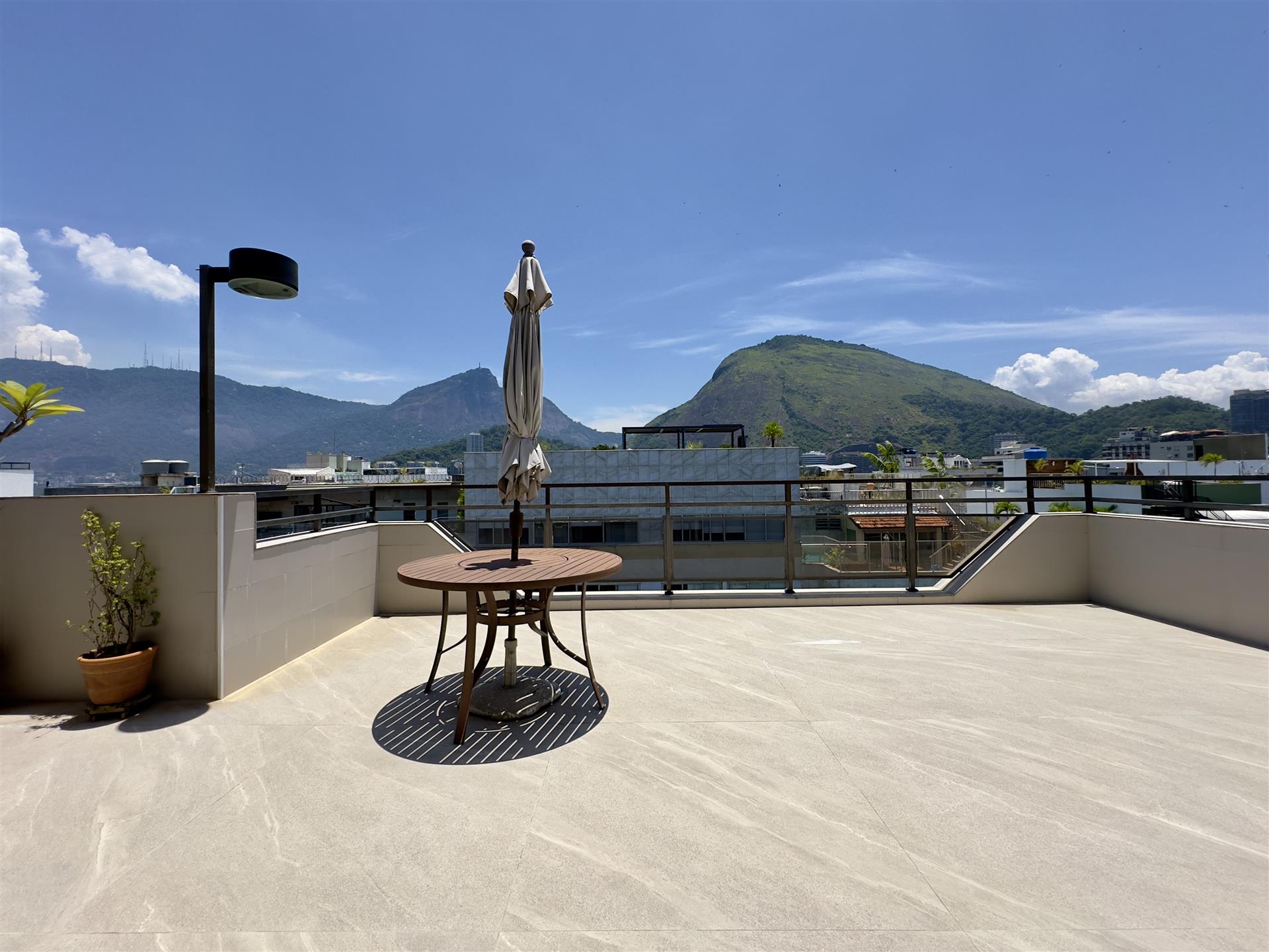 Spectacular duplex penthouse on a sought-after street in Ipanema