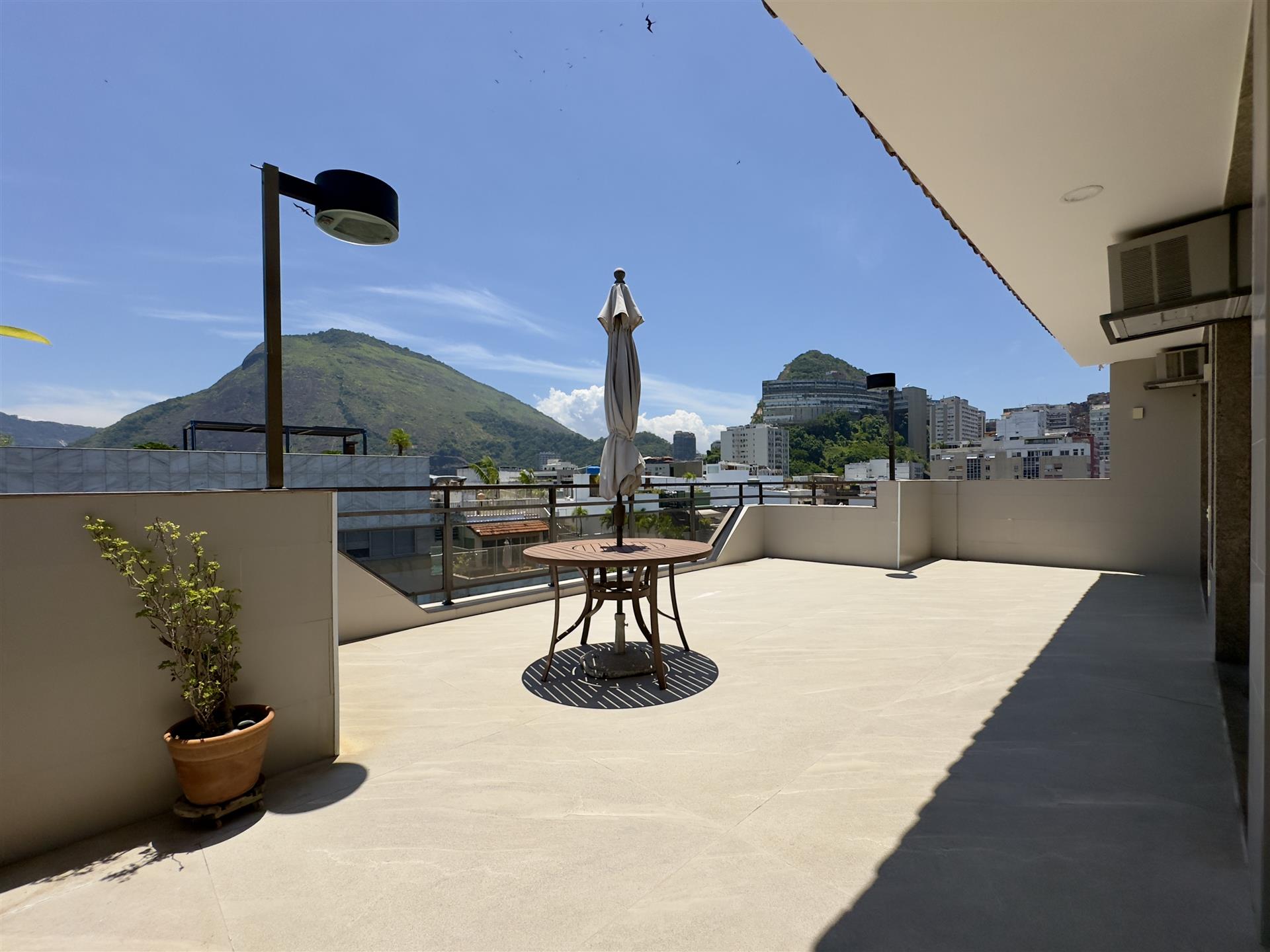 Spectacular duplex penthouse on a sought-after street in Ipanema