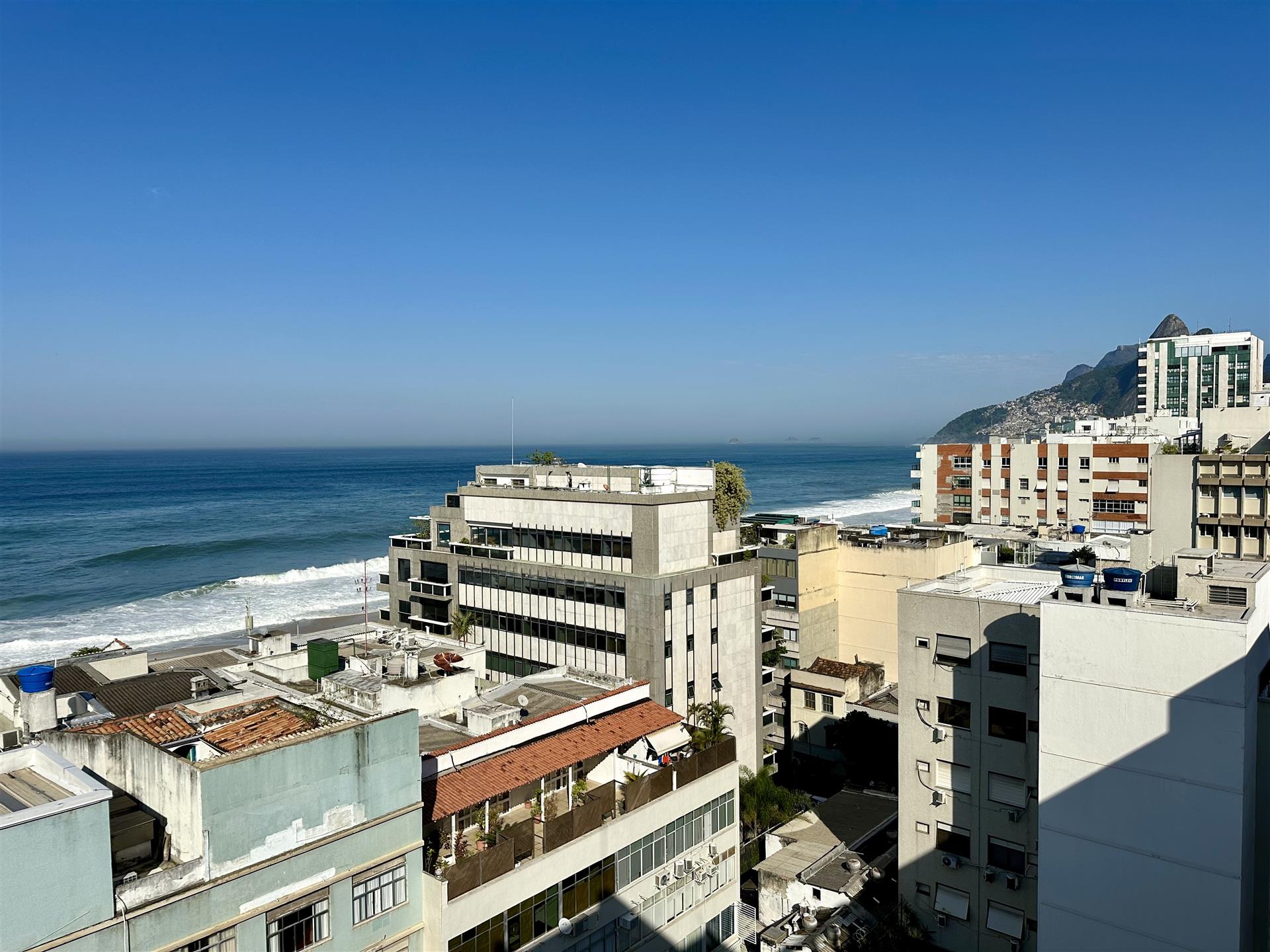 Renovated apartment with sea view and balcony in Ipanema.