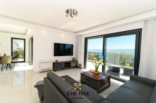 Villa with three apartments near the beach, Omiš