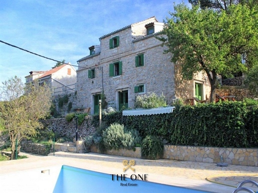 Estate with 5 houses on the island of Vis