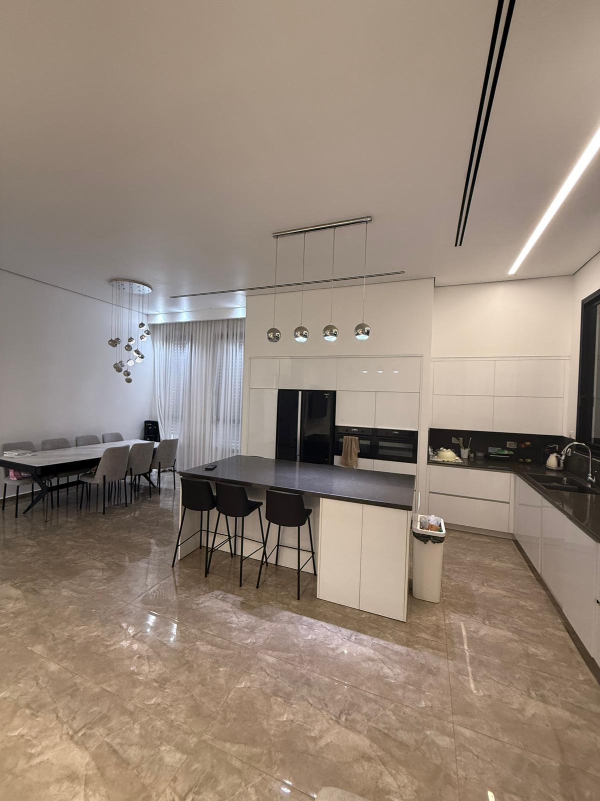 Purchase: Luxury property (00141)