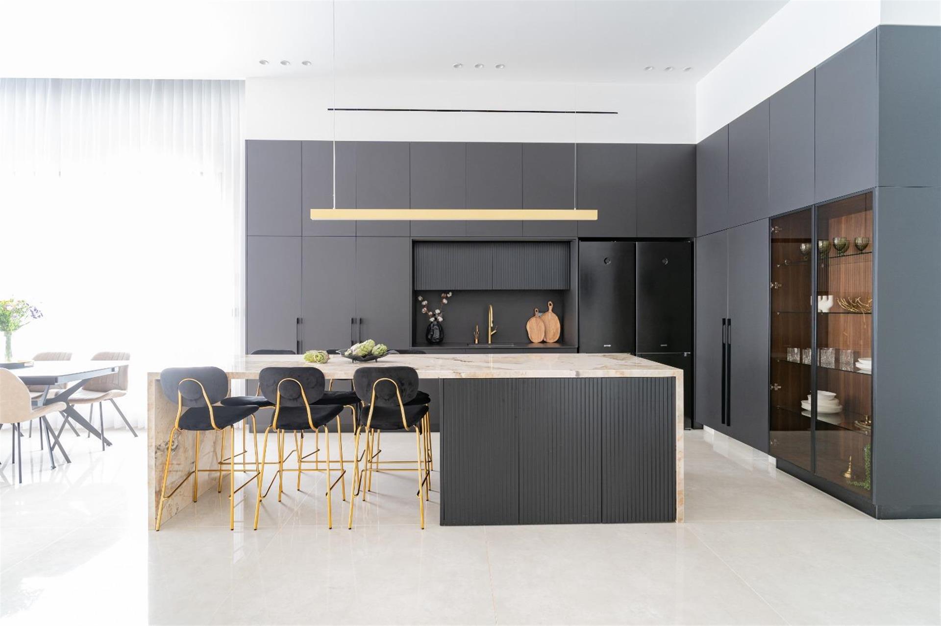 Purchase: Luxury property (00141)