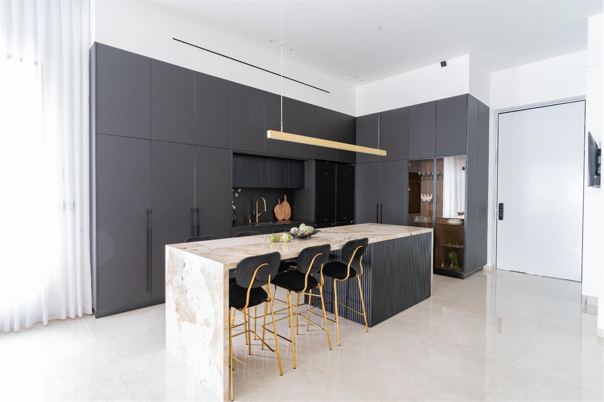 Purchase: Luxury property (00141)
