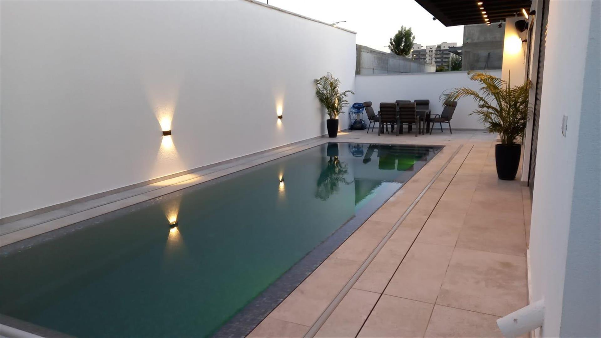 Purchase: Luxury property (00141)