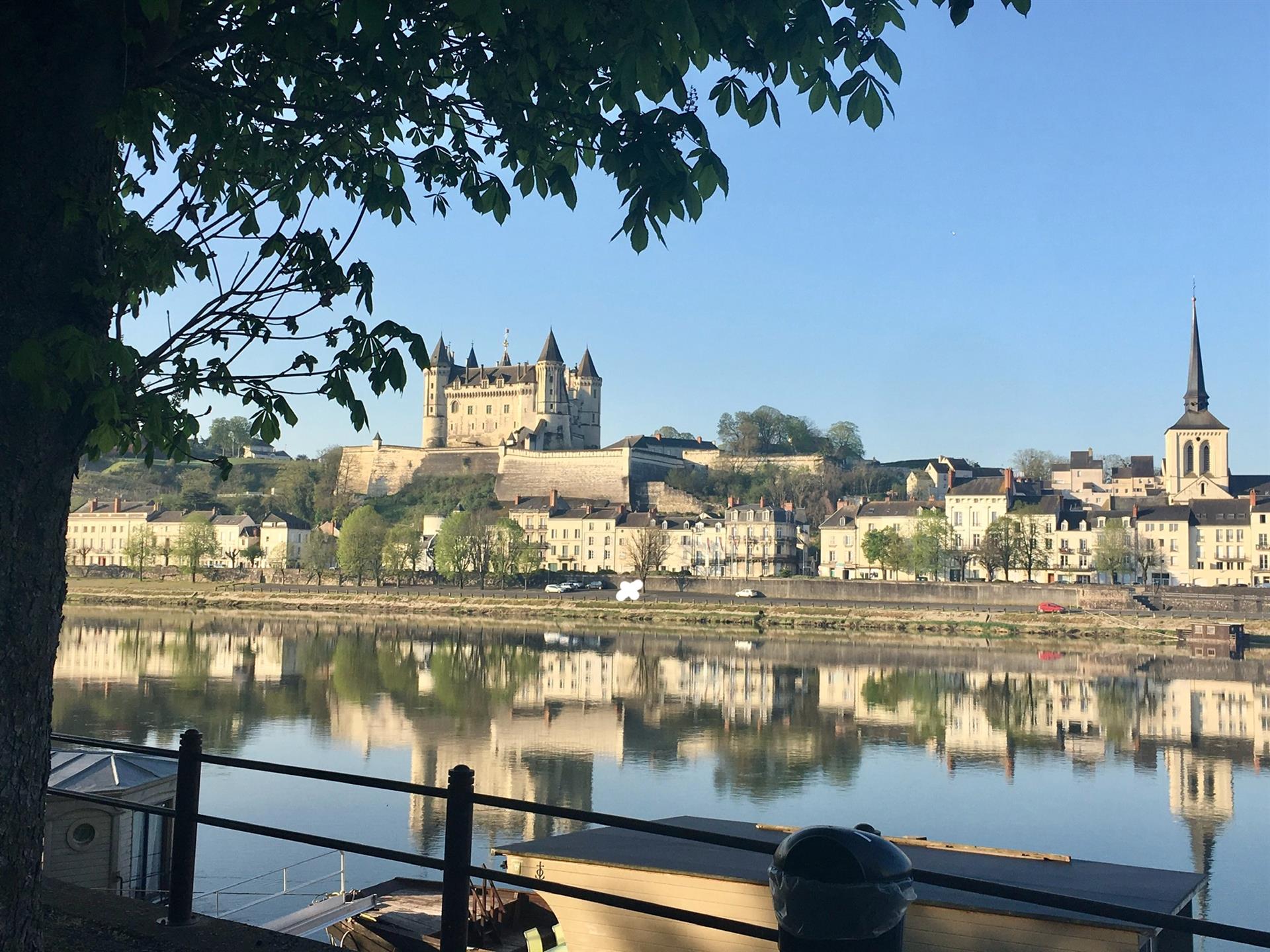 Smukke Saumur historiske hjem med udsigt over Loire-floden nær byens centrum