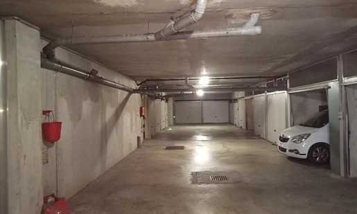 In een beveiligde residentie, gesloten garage van 18m2