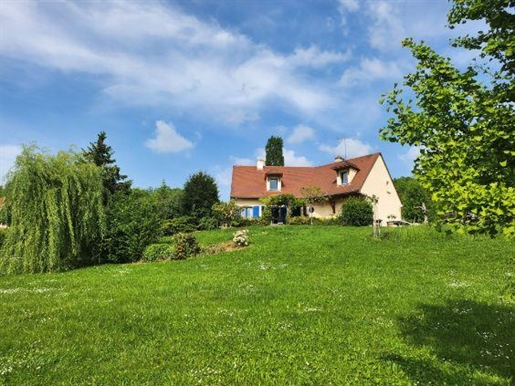 Charming Residence 1H15 from Paris (Tgv) of 171 m2 of living space - 4 bedrooms - 1800 m of wooded 